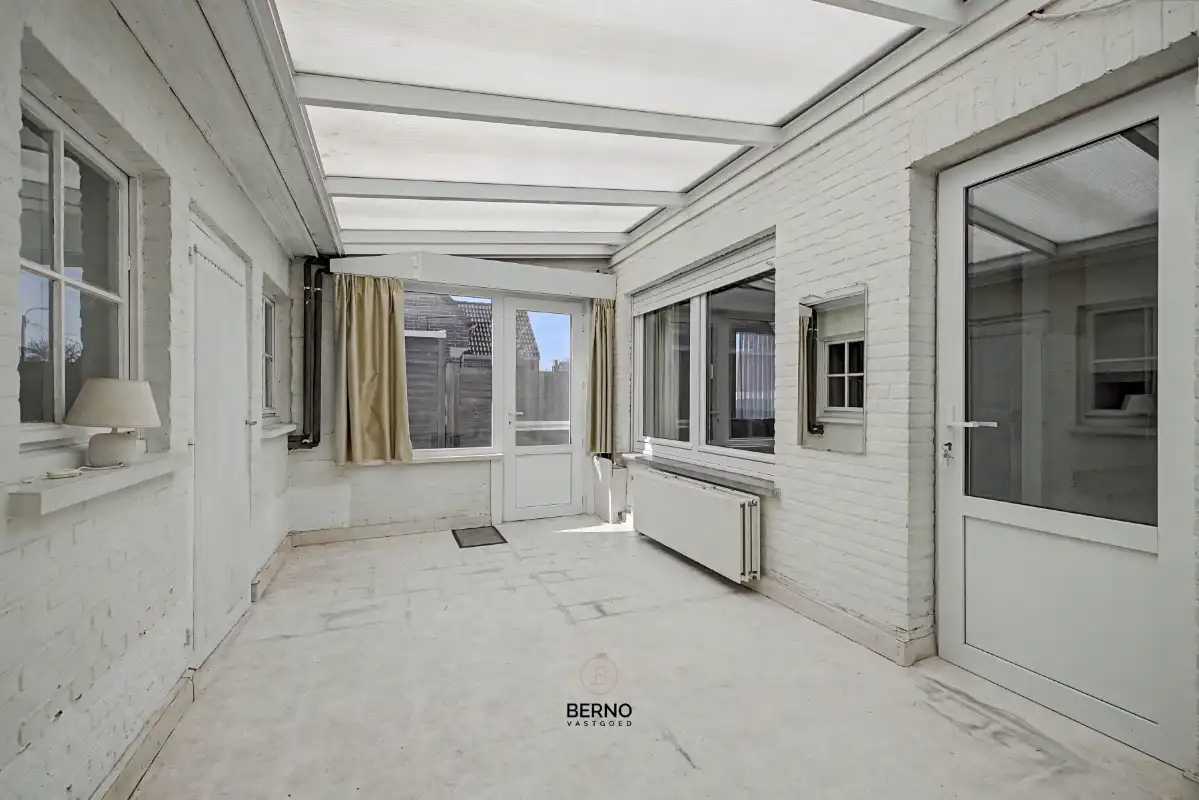 Halfopen bebouwing met oprit en ruime, zonnige tuin. foto 17