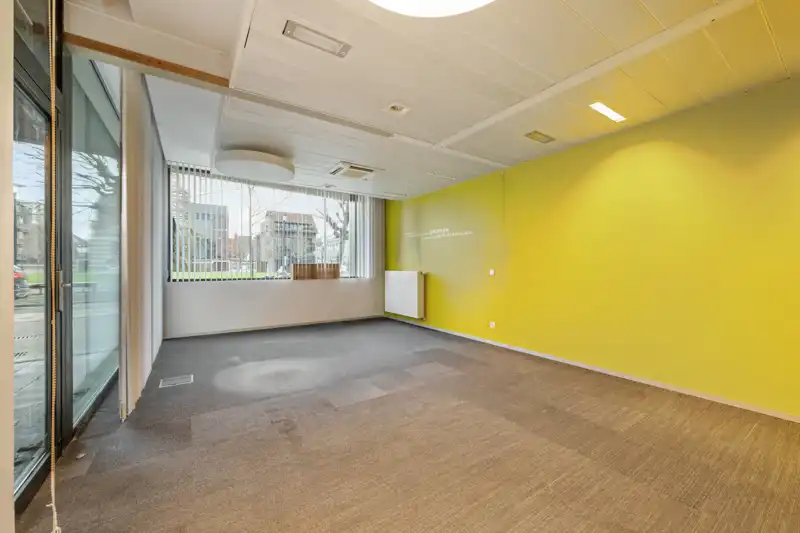 Roeselare-stadskern. Kantoor / praktijkruimte van 164m2, onlangs vernieuwd. Grote zichtbaarheid en uitkijkend op het Coninckplein. Ideaal voor groepspraktijk, galerij, boekhoudkantoor, private training,... foto 3