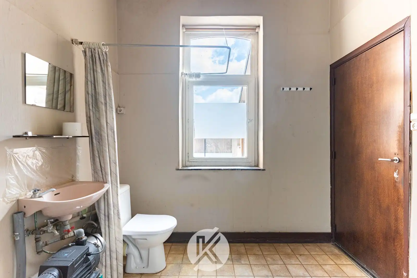 Te renoveren woning met groot volume foto 8