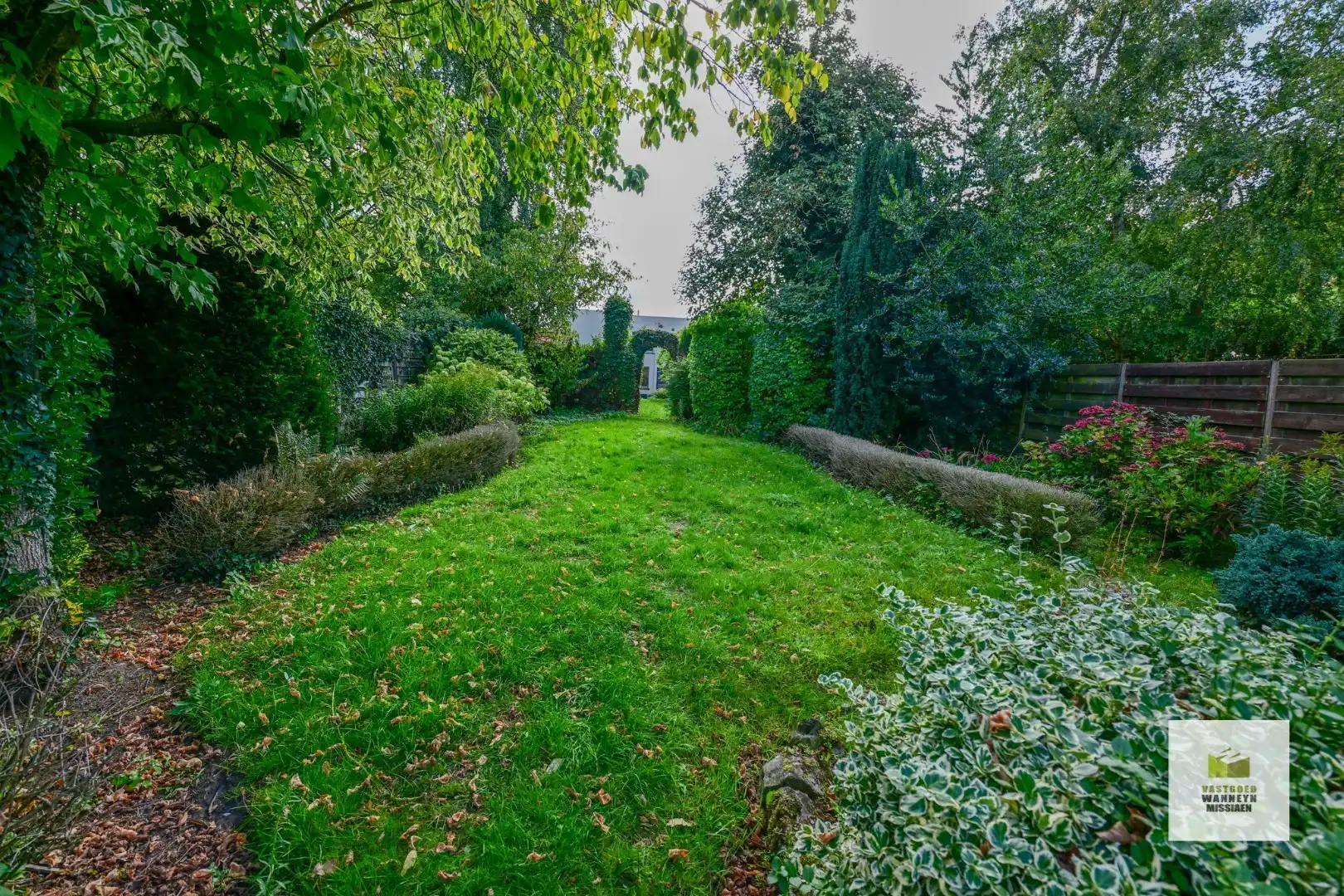 Rustig gelegen grond met af te breken woning op 728m2 foto {{pictureIndex}}