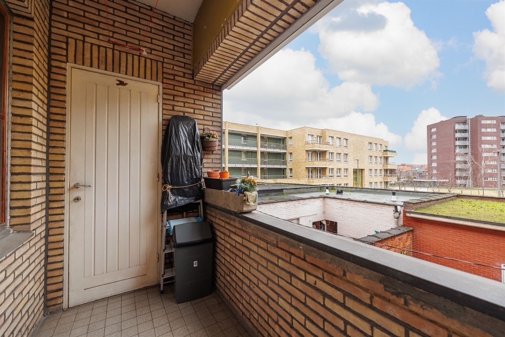 Ruim hoekappartement met drie slaapkamers op eerste verdiep in een rustige straat foto 14