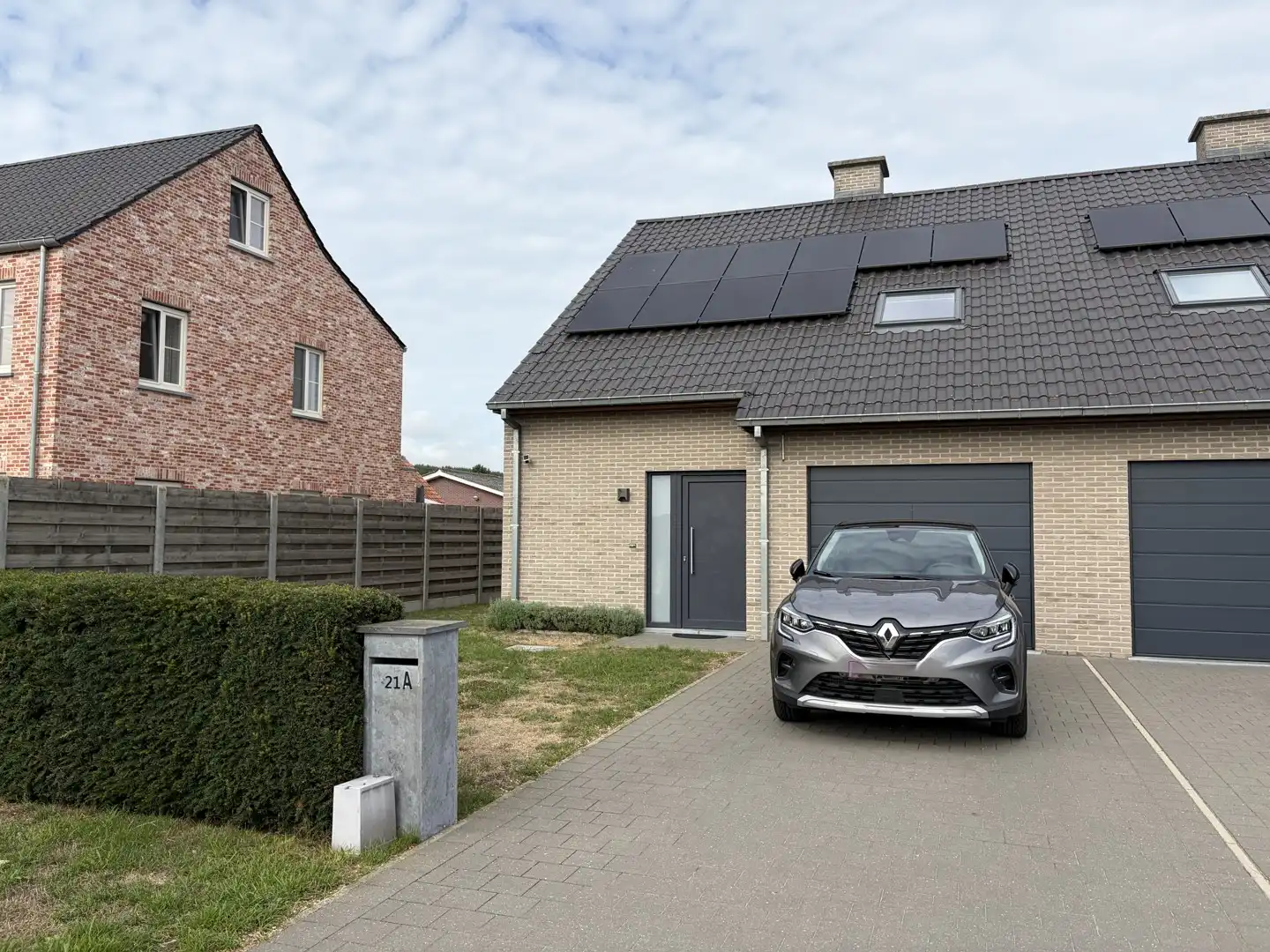 Halfopen woning met 3 slaapkamers, garage en grote tuin. foto {{pictureIndex}}