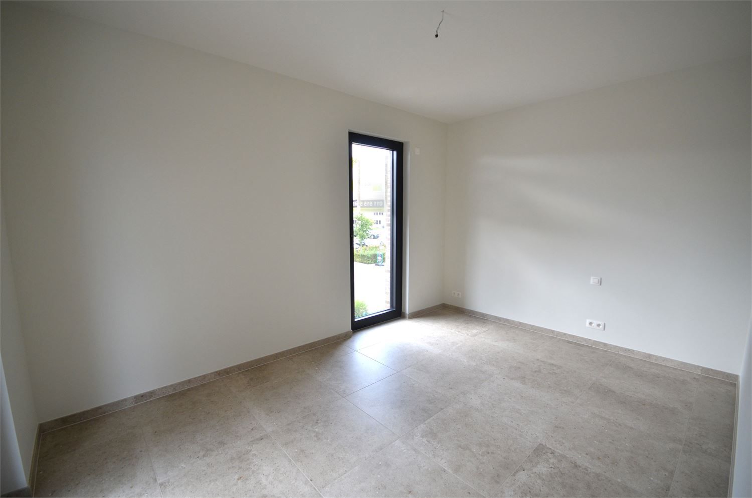 IDEALIS VASTGOED – ZEER RUIM NIEUWBOUWAPPARTEMENT, MET PRACHTIG GROEN VERGEZICHT, VOORZIEN VAN RIANTE WOONRUIMTES, 2 RUIME SLAAPKAMERS, VOLLEDIG INGERICHTE KEUKEN  VOORZIEN VAN ALLE APPARATUUR MET AANSLUITENDE BERGING, LUXE BADKAMER, ZEER RUIME KELDERBERGING EN EEN ONDERGRONDSE AUTOSTANDPLAATS. foto 11