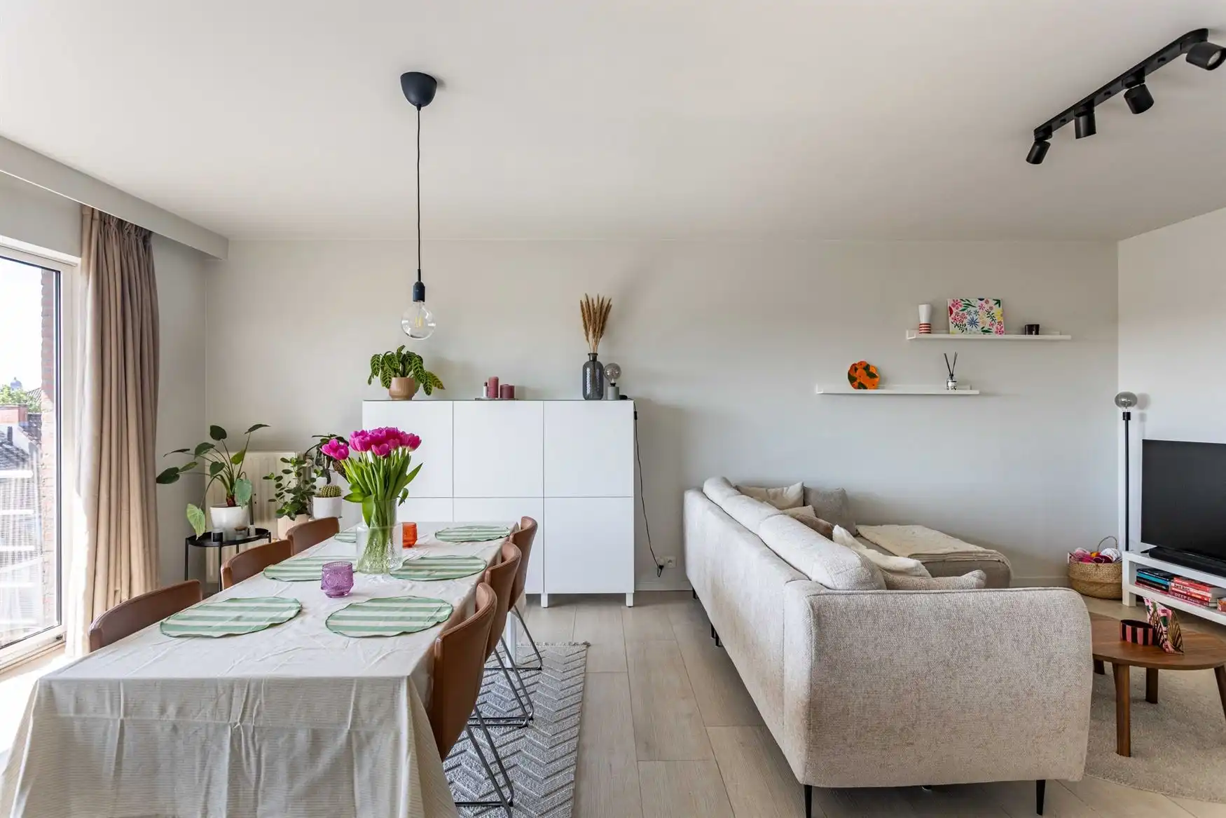 Stijlvol gerenoveerd appartement met 2 terrassen en uniek uitzicht. foto 5