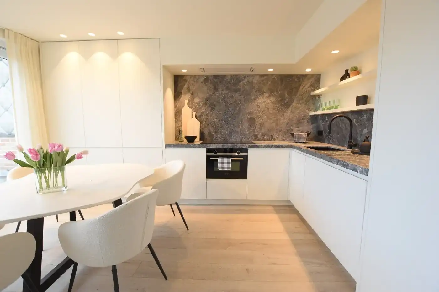 Schitterend gerenoveerd penthouse met een zonneterras en een prachtig zijdelings zeezicht  foto 8