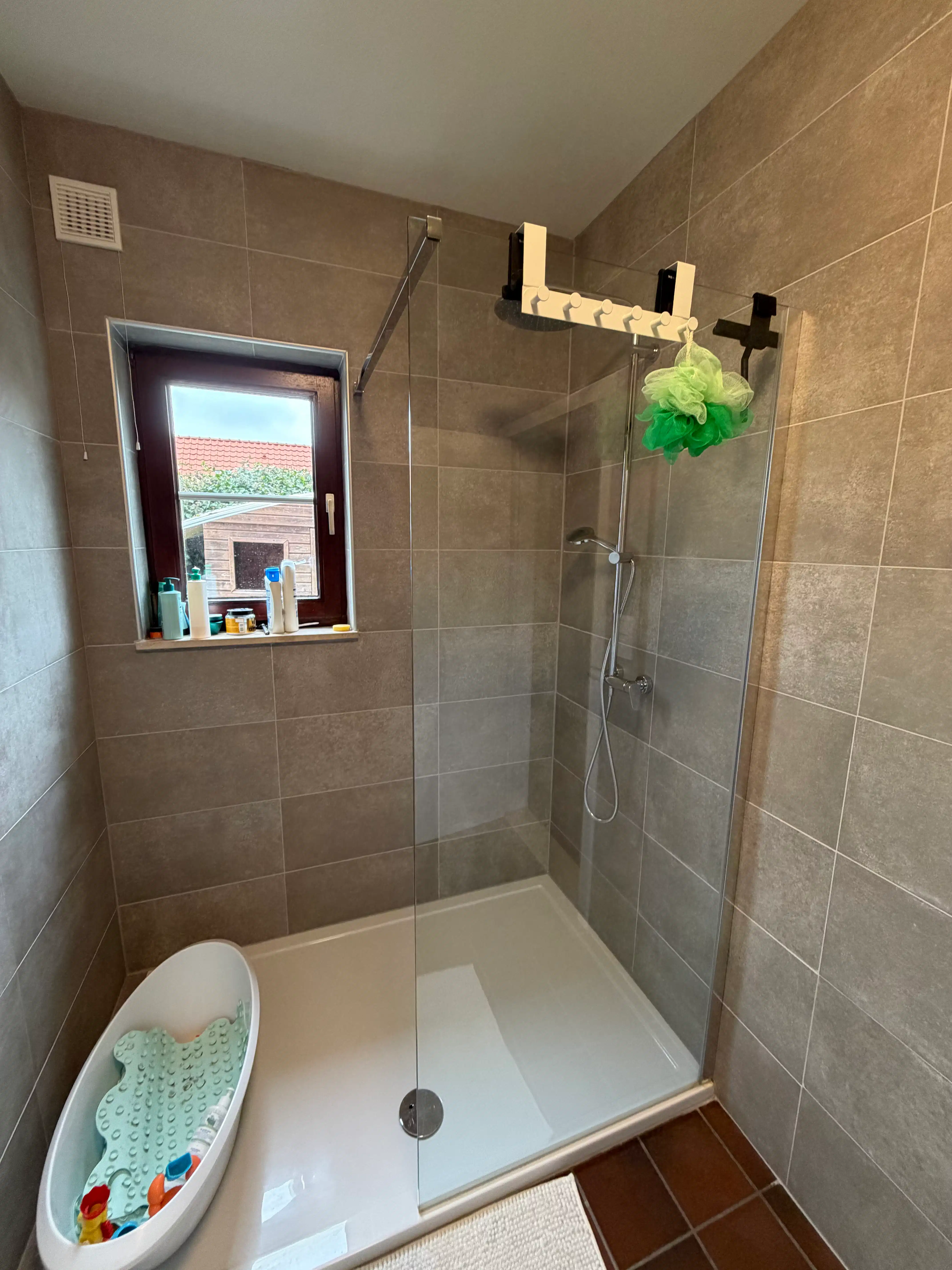 Genk, Winterslagstraat 251: Ruime gezinswoning met 3 slaapkamers, garage en zuidwest-gerichte tuin ! foto 14