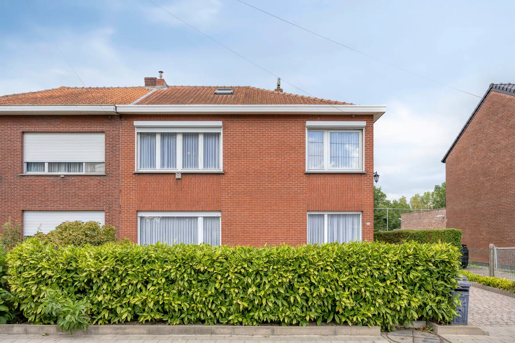 Ruime, rustig gelegen halfopen bebouwing met potentieel foto 2