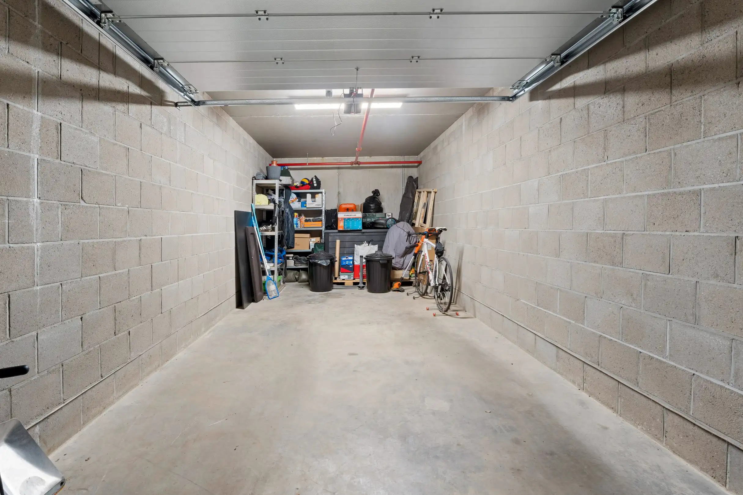 Gelijkvloers appartement met terras en tuin foto 18