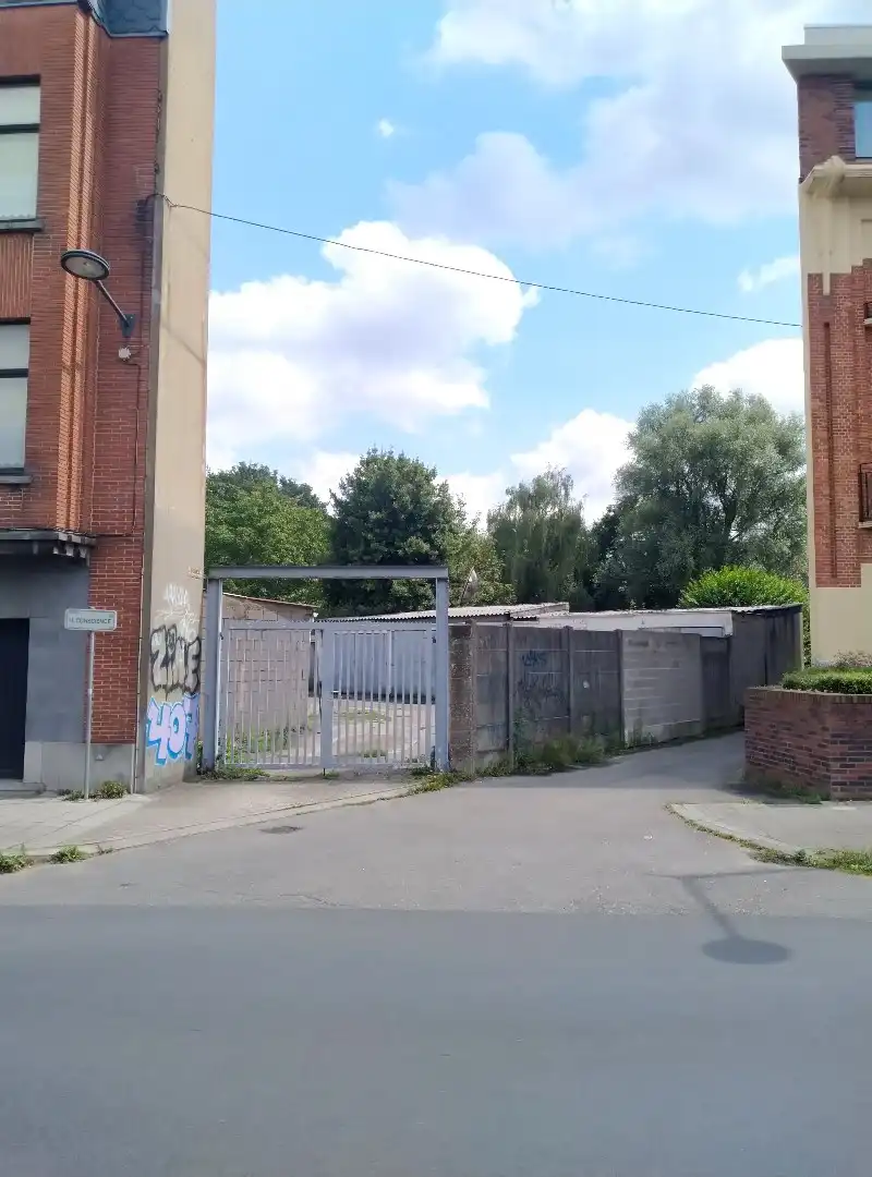 terrein met garages foto {{pictureIndex}}