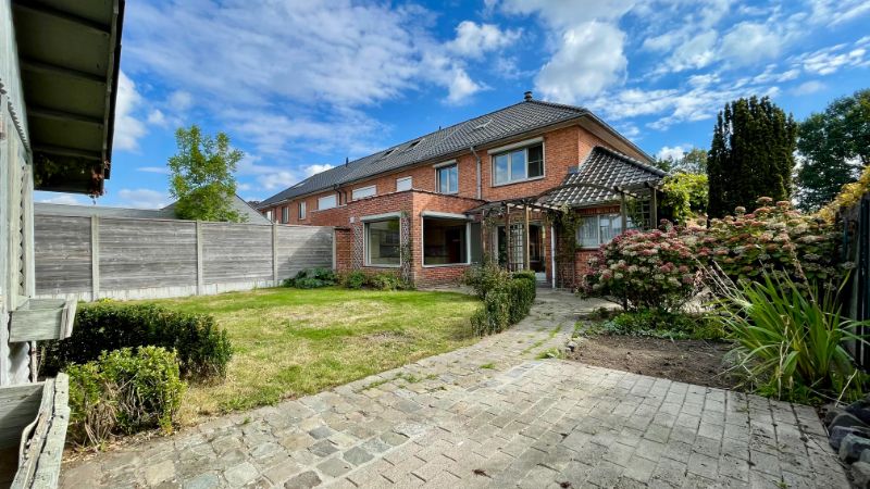 Charmante woning met garage en tuin foto 20