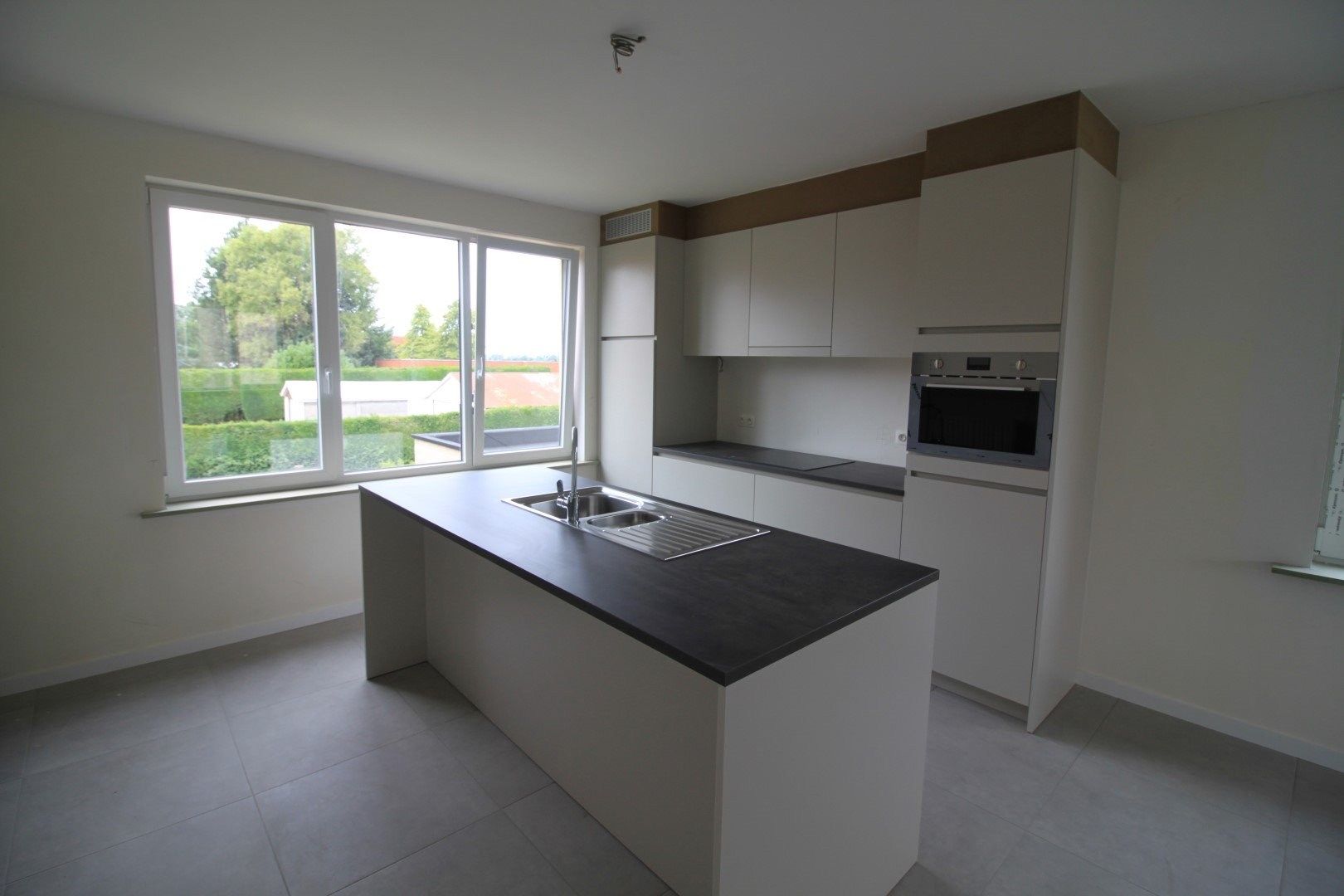 Centraal gelegen recent appartement met 2 slaapkamers foto 3