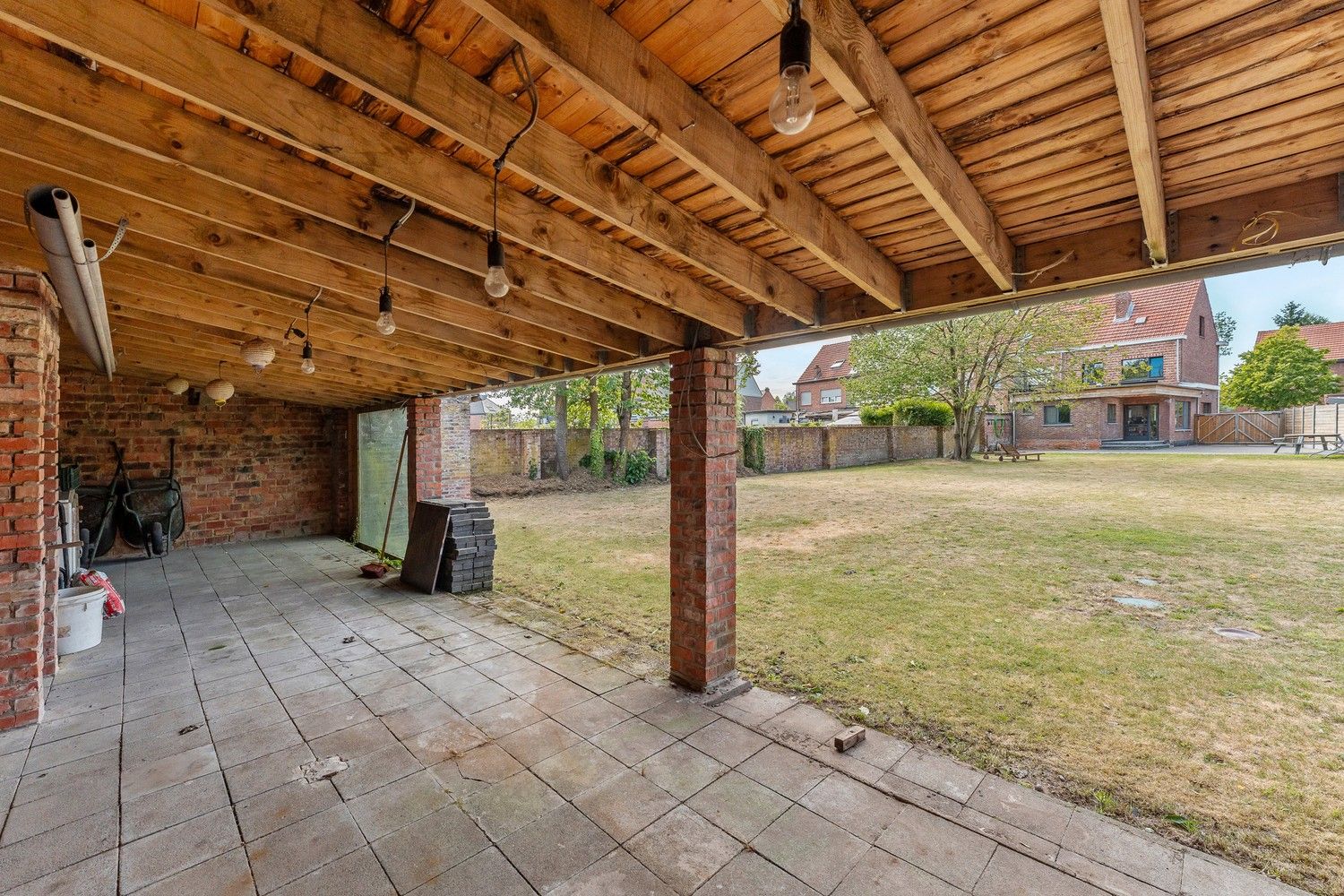 Deels gerenoveerde woning met 5 slpkrs en grote omheinde tuin foto 26