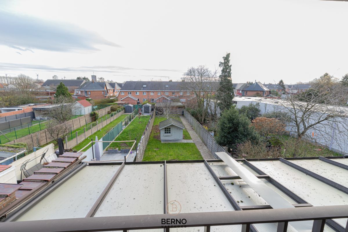 Building met praktijkruimte en 2 appartementen op commerciële locatie foto 22