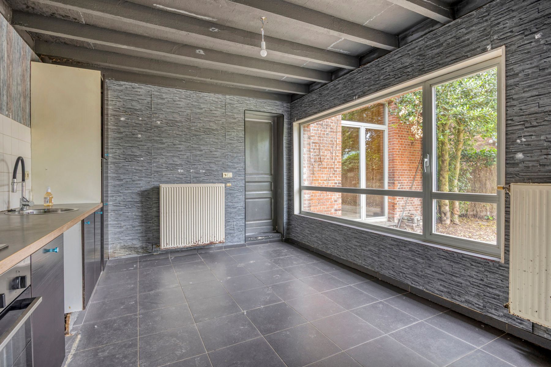 Ruim renovatieproject (226m²) met tuin aan kanaal foto 14