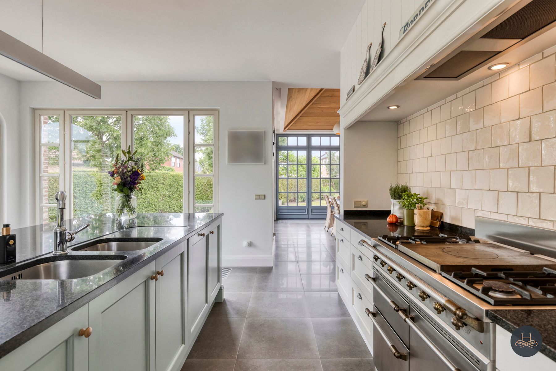 Exclusieve prachtig afgewerkte pastorijwoning met grote tuin foto 16