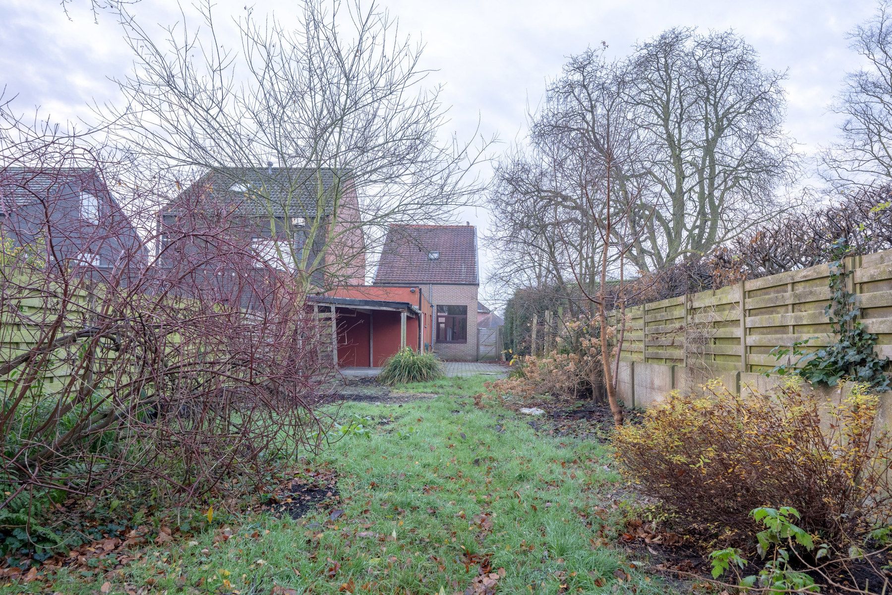 Te renoveren woning met 2 slaapkamers, ruime oprit en tuin! foto 5