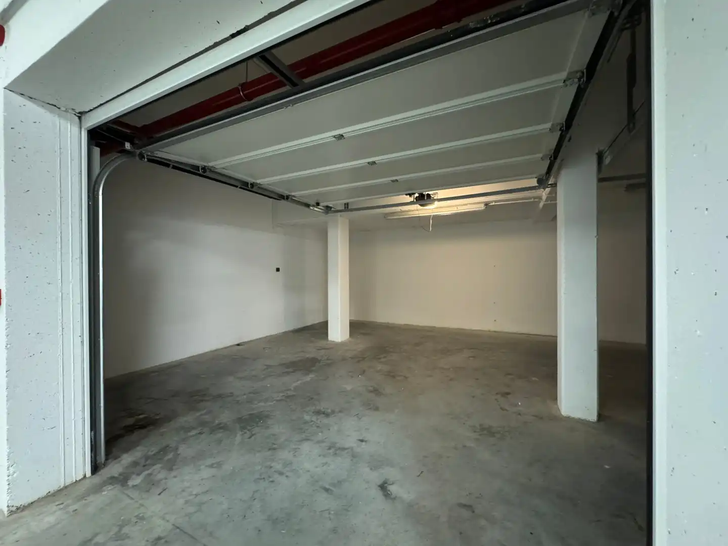 Uitzonderlijke ruime garagebox gelegen te Lispannenlaan aan het Zegemeer te Knokke. foto 5