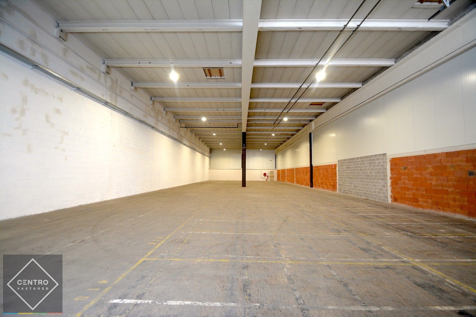 Instapklaar MAGAZIJN (805m²) voorzien van hoge, elektrische sectionaalpoort en vrije hoogte van 6,5m op industriezone "Herdersbrug" te Brugge. foto 8