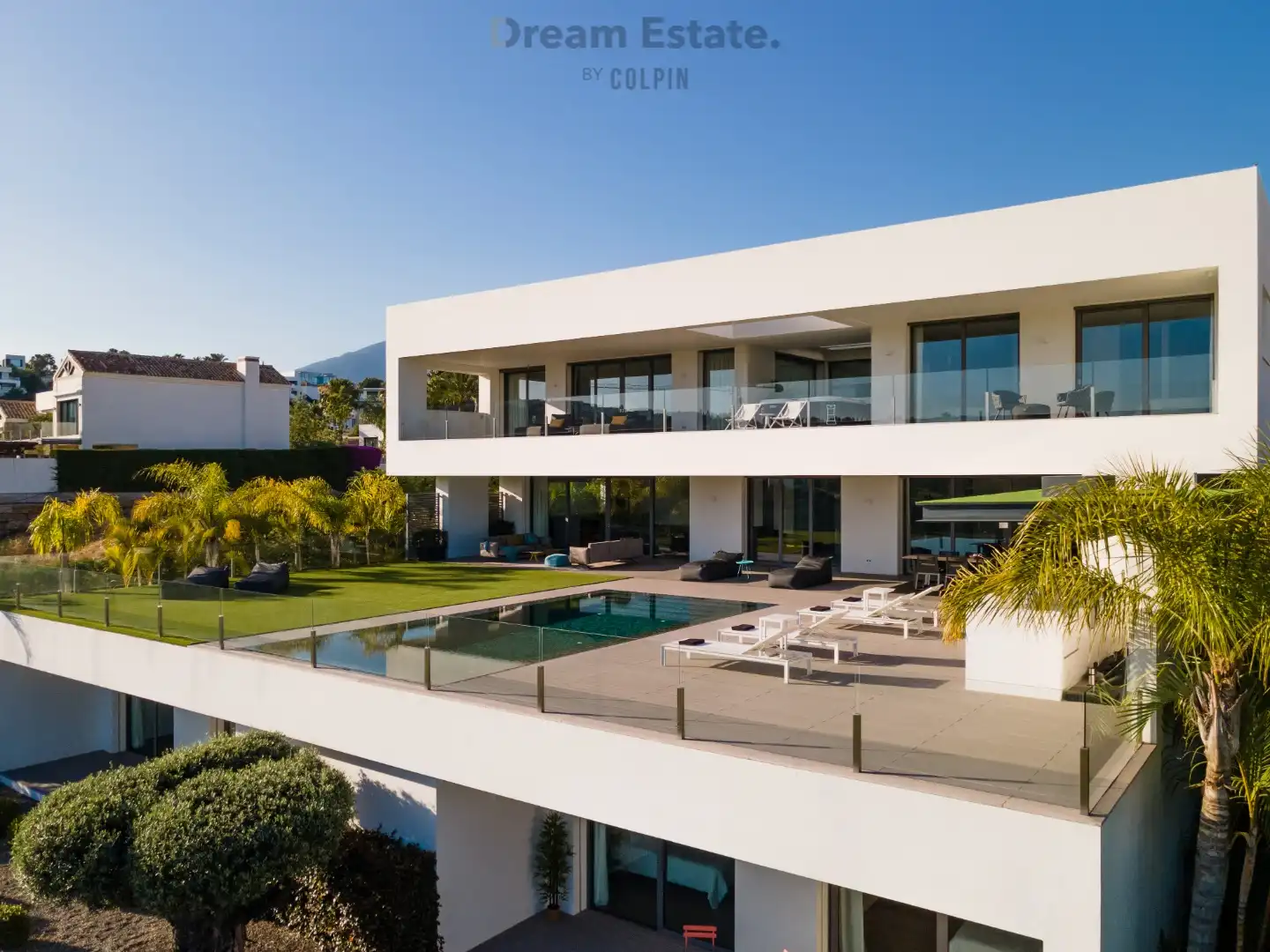 Gloednieuwe moderne eerstelijns golf villa met zeezicht. foto {{pictureIndex}}