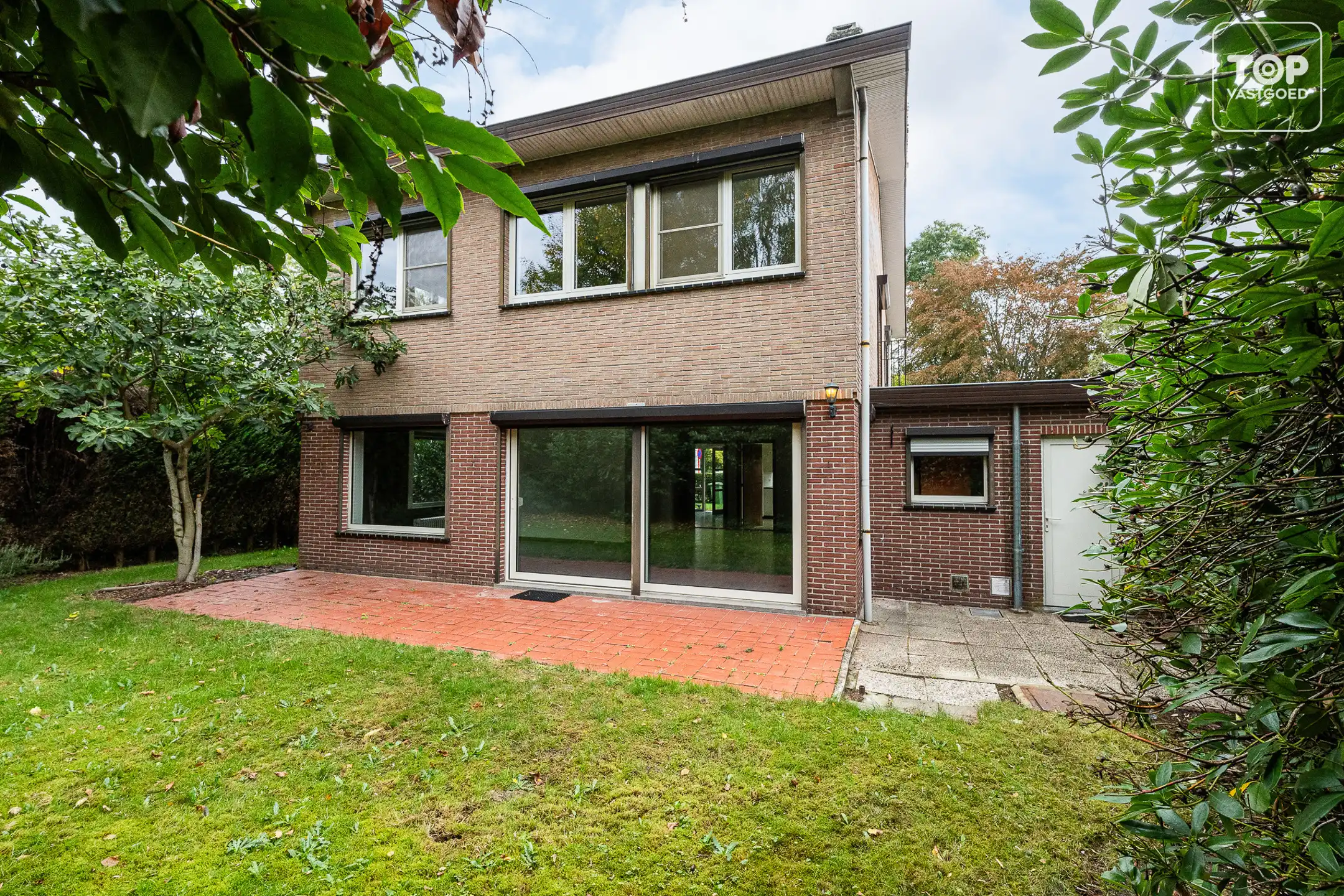 Ruime te renoveren woning met 4 slaapkamers op toplocatie foto 24
