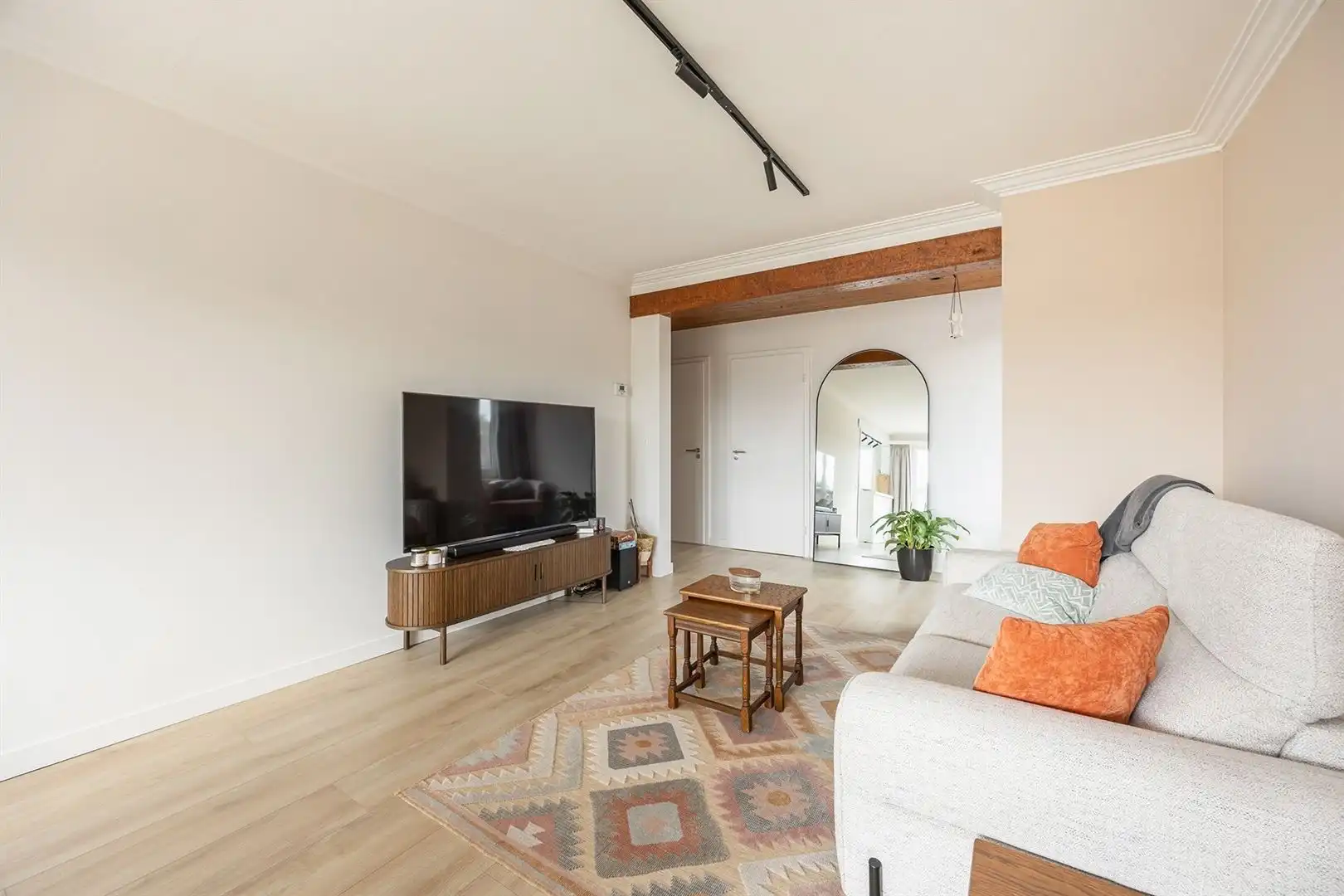 Hedendaags 2-slaapkamerappartement met tuin, garage en praktijkruimte  foto 5