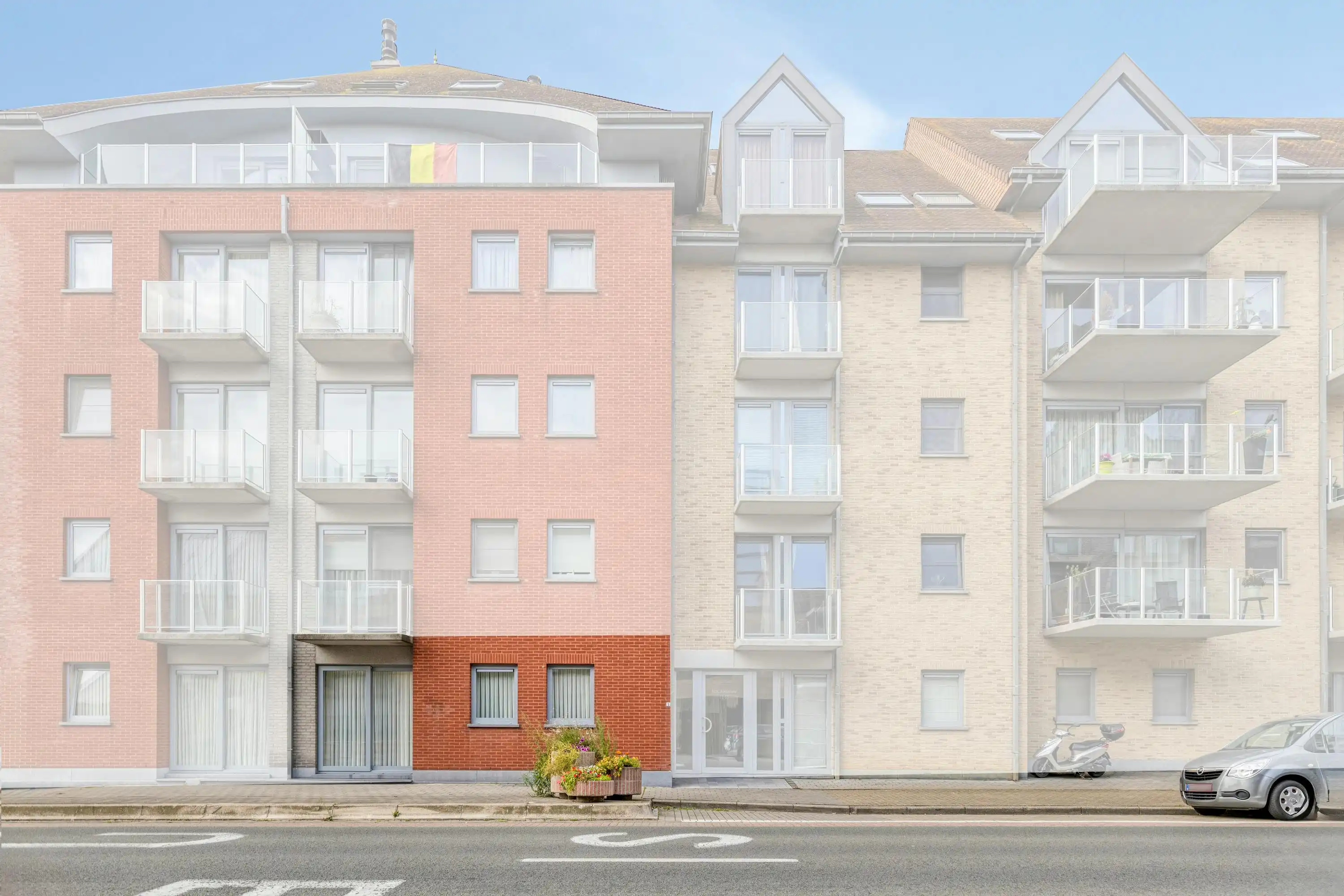 Appartement met drie slaapkamers en ruim terras. foto 3
