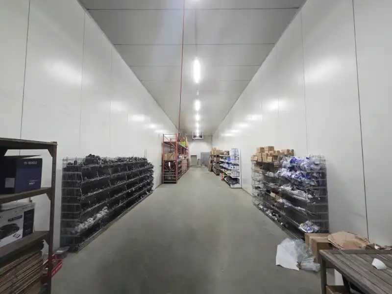 Magazijn met kantoren te huur foto 11