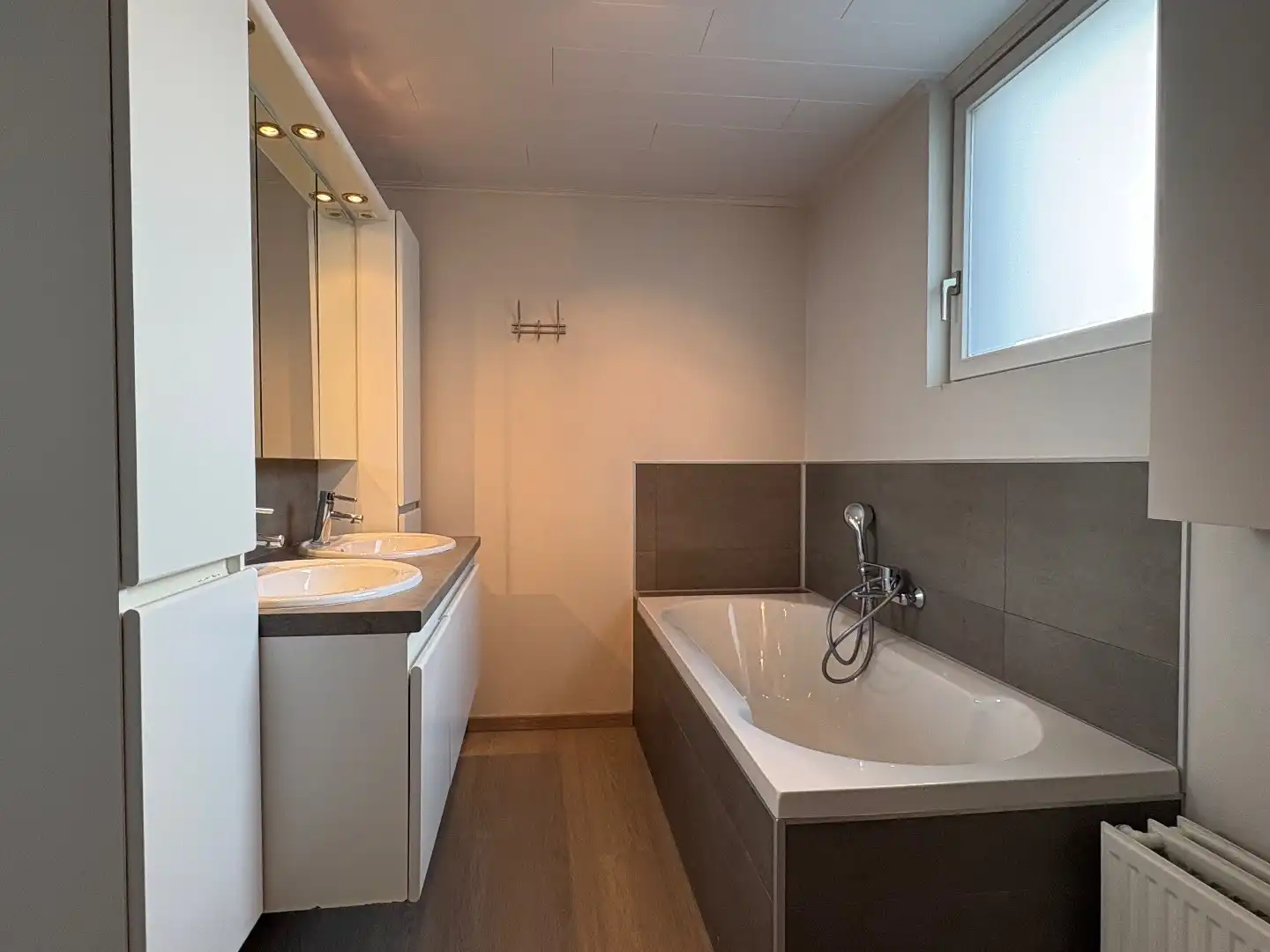 Instapklare woning te koop met uitweg en ruime garage achteraan en 3 slaapkamers met mogelijkheid tot het maken van een 4de slaapkamer.  foto 12