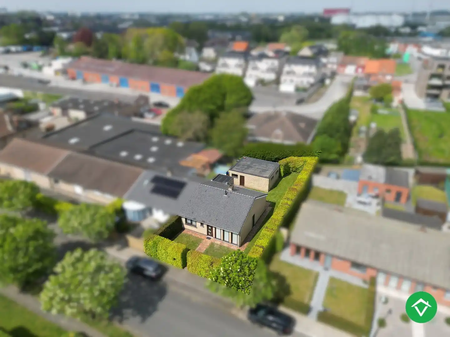 Hoofdfoto van de publicatie: Rustig gelegen gelijkvloerse halfopen woning met 2 slpk's + dubbele garage