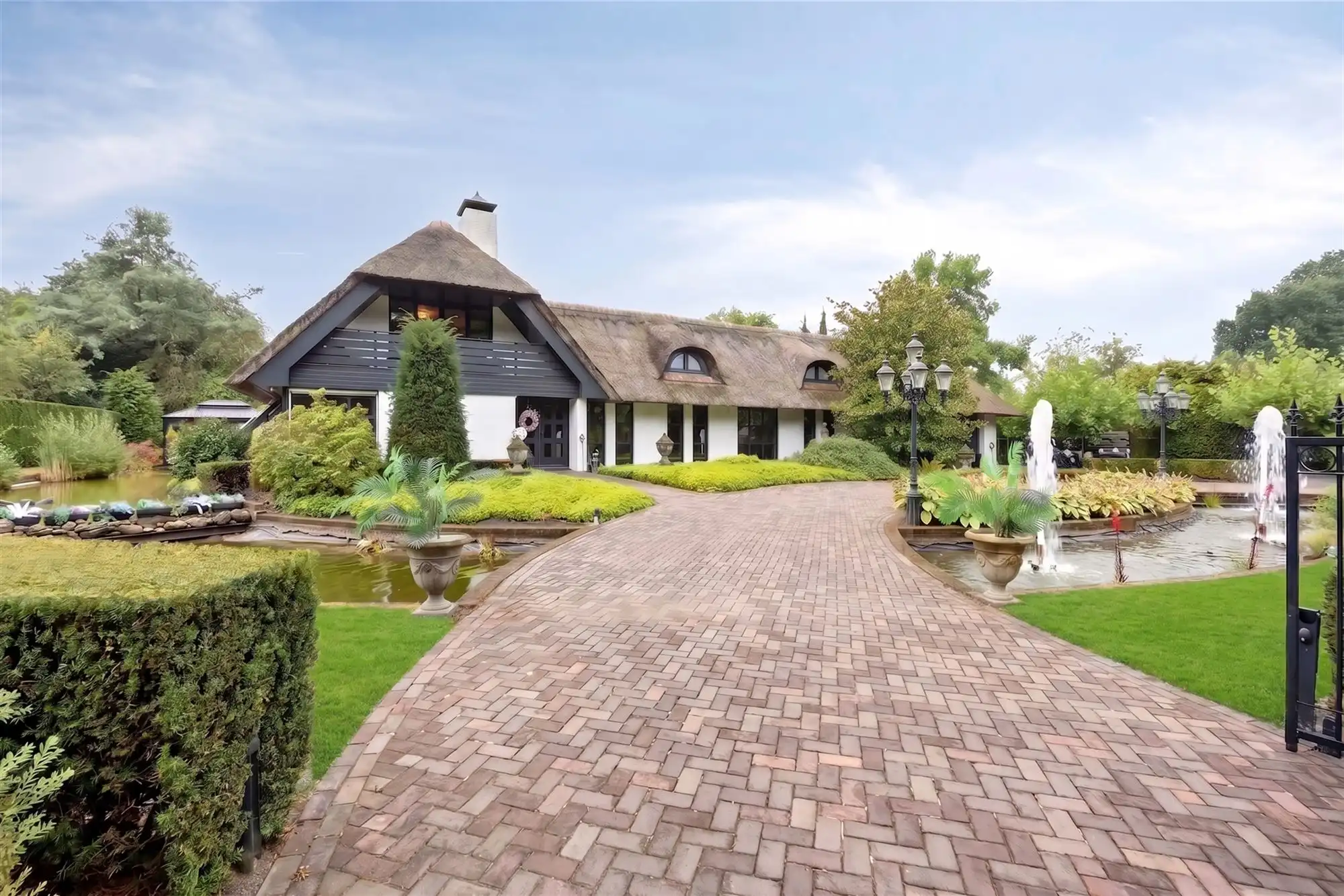 Knappe duo-villa op 8.843 m² in villawijk aan NL-grens. foto 2