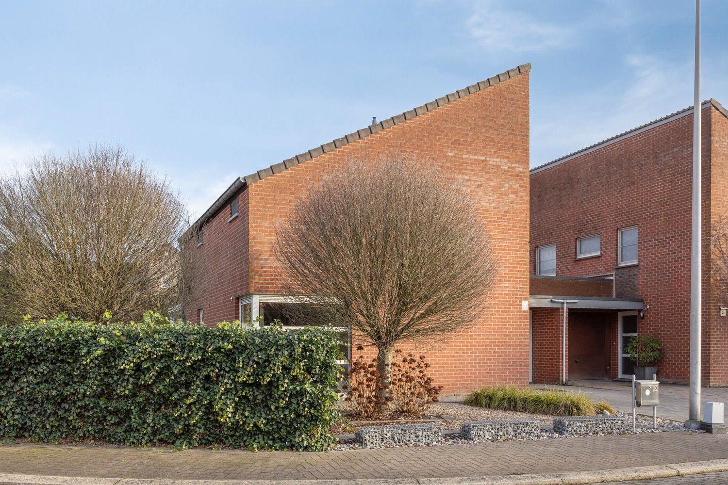 Rustig gelegen halfopen bebouwing met 3 slaapkamers, veranda en garage in Houthalen-Helchteren foto {{pictureIndex}}