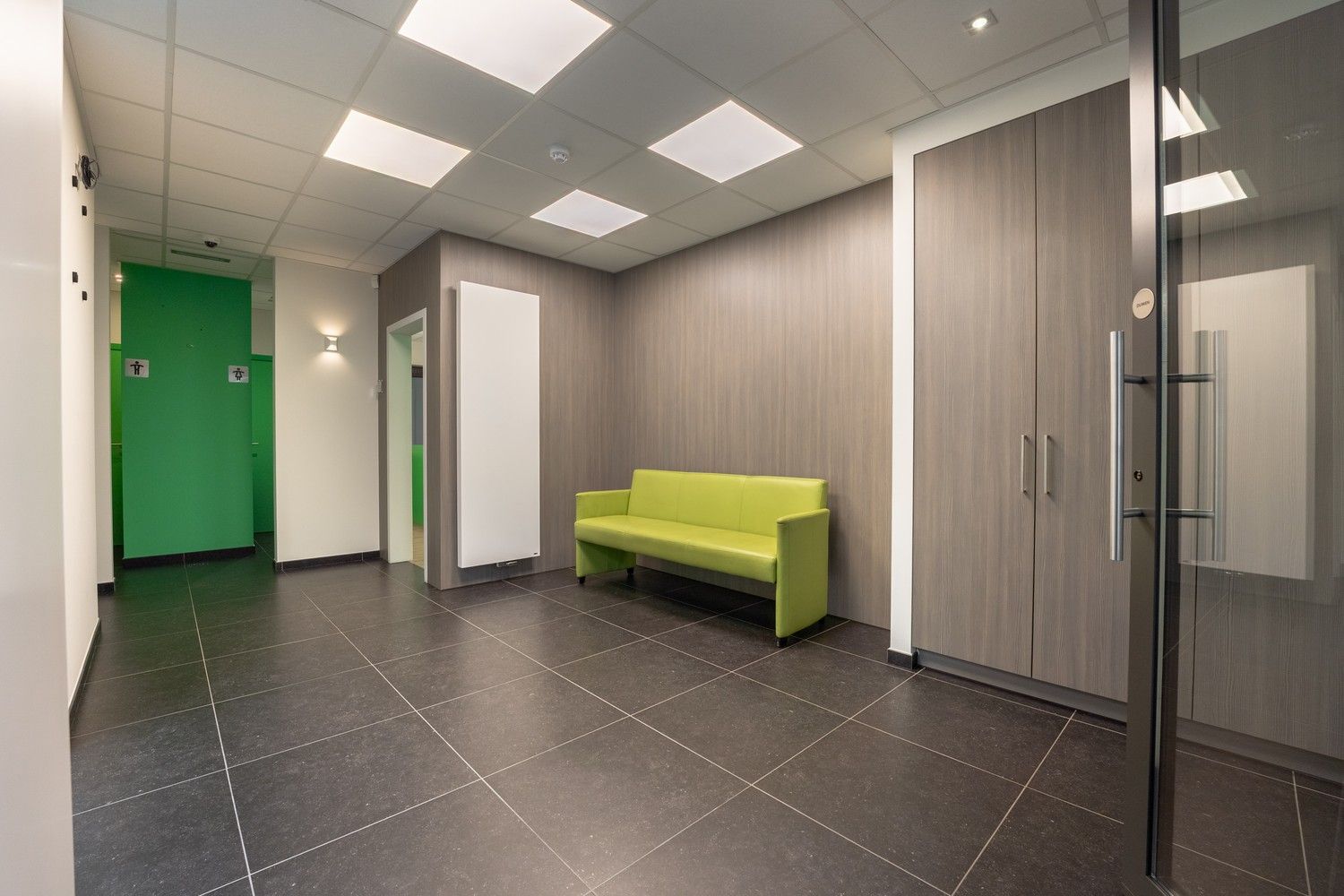 Mooi gerenoveerd handelspand pal in het centrum van Pelt met 7 parkeerplaatsen foto 9