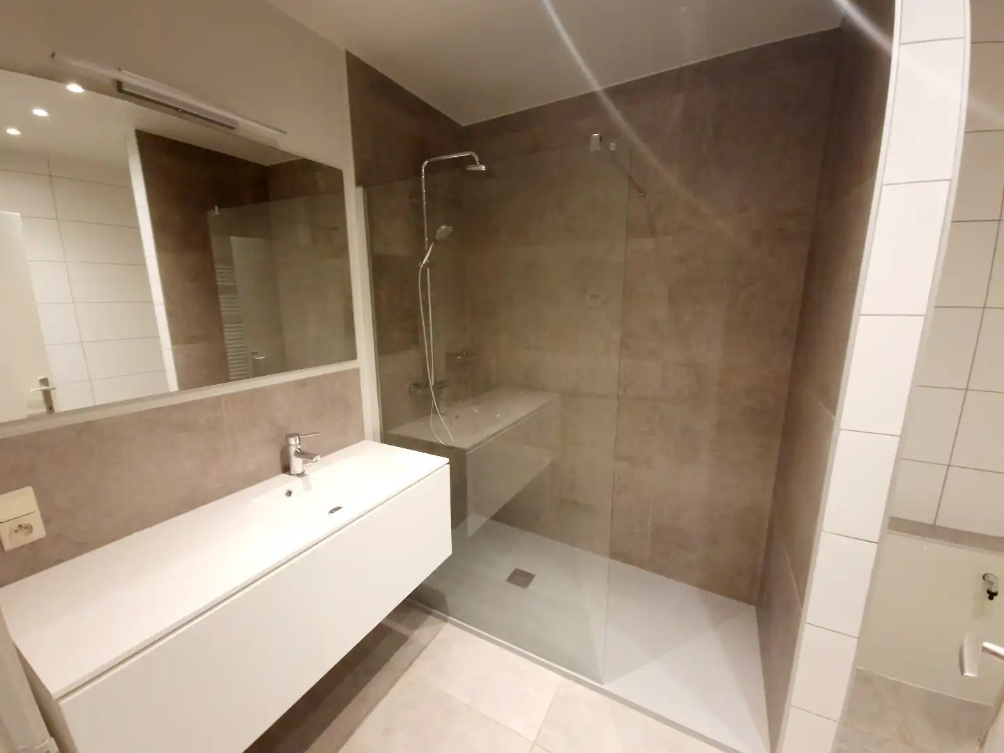 ZEER RUIM TWEE SLAAPKAMER APPARTEMENT OP HET GELIJKVLOERS foto 5