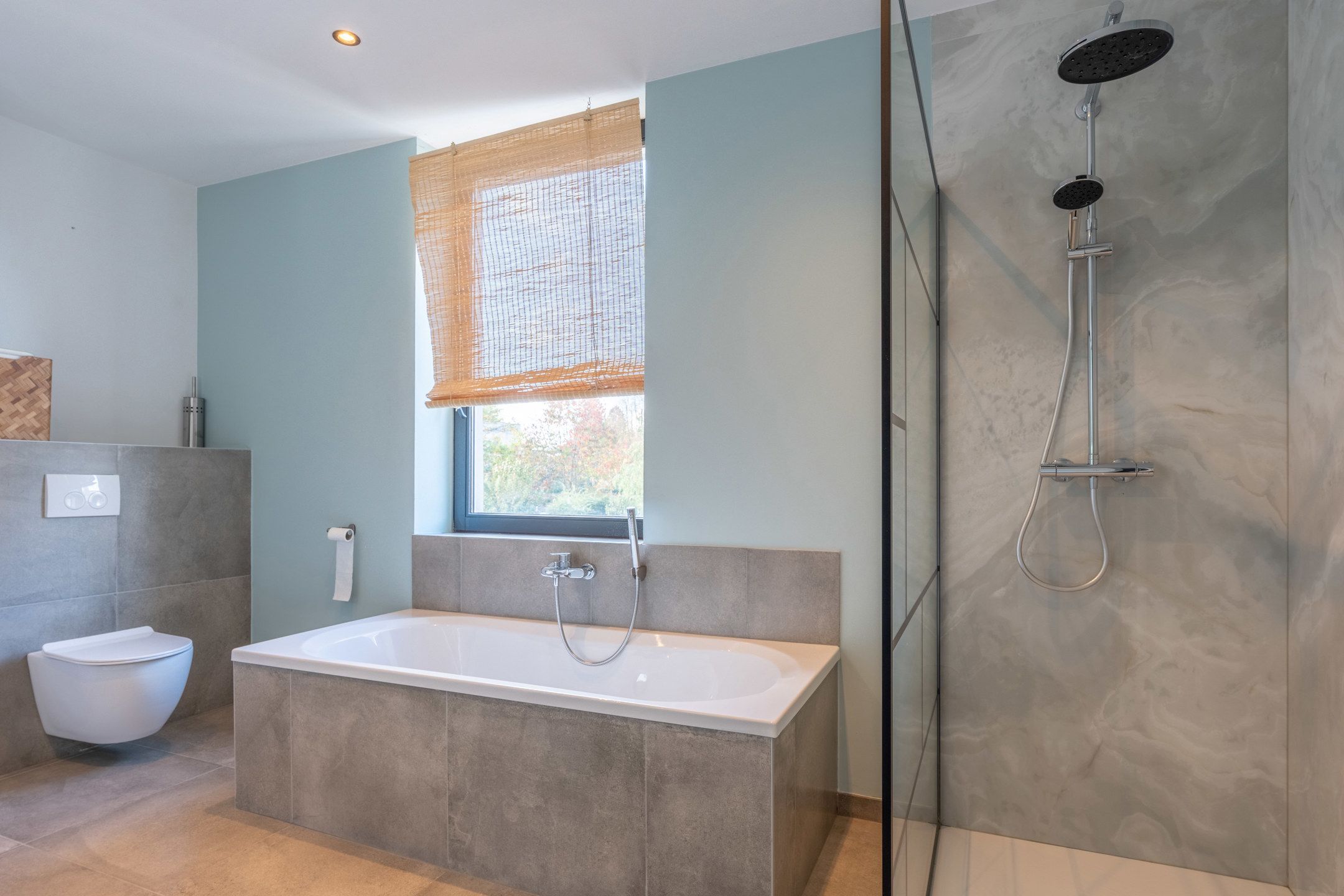 Recent gerenoveerde woning met 4 slpks en zij-ingang! foto 14