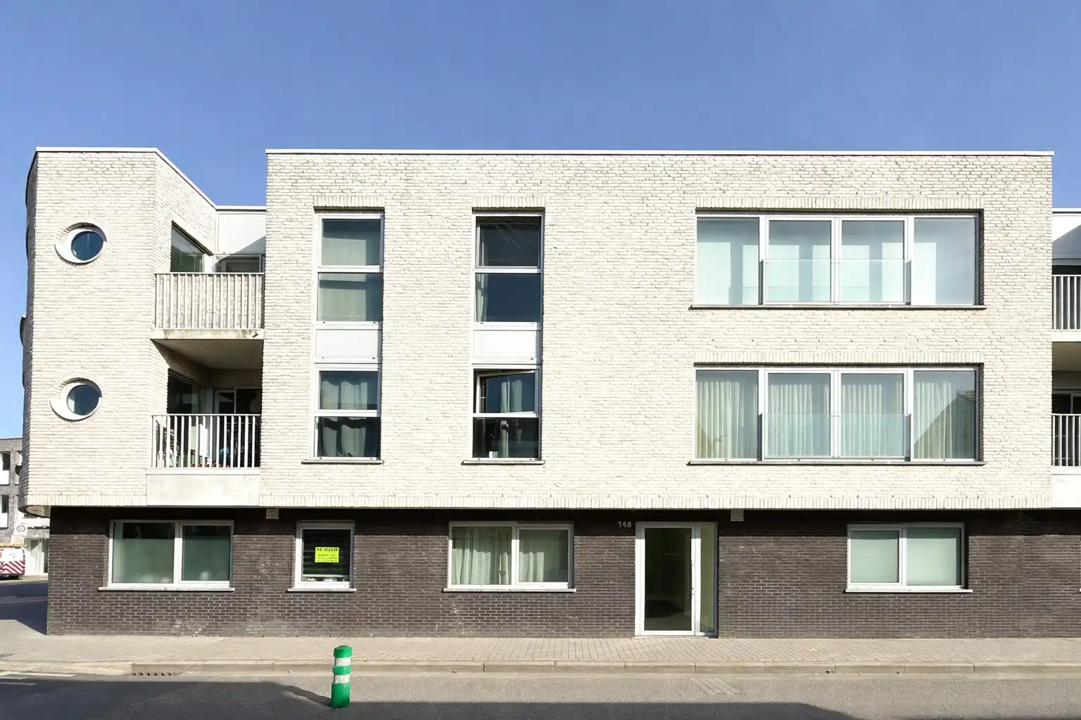 Gelijkvloers appartement met 2 slaapkamers en autostaanplaats foto 2