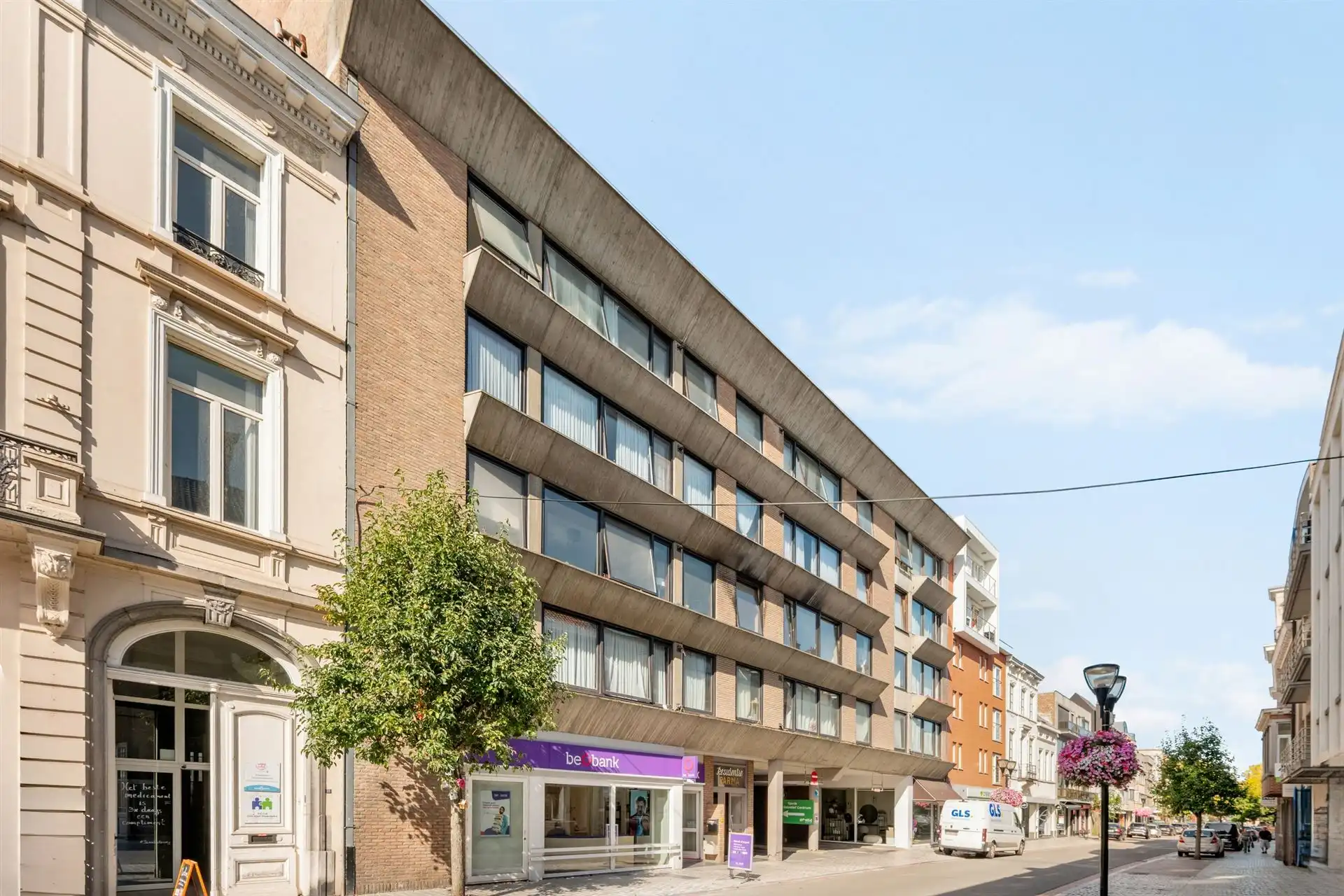 Ruim en instapklaar appartement met kelder en parkeerplaats foto 2