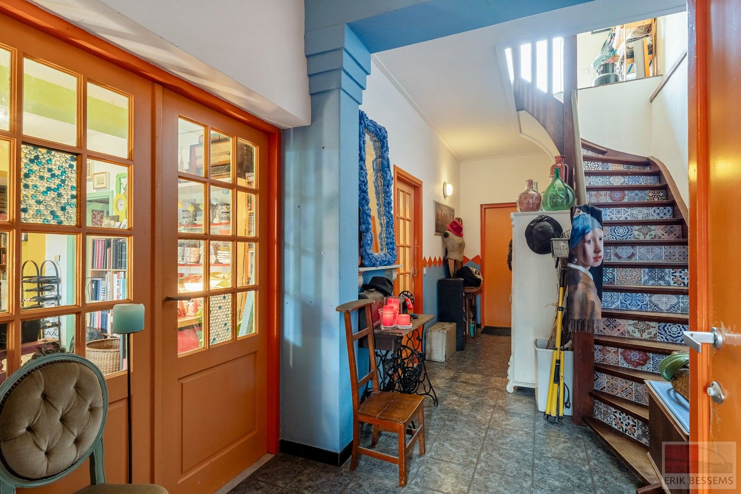 Unieke gesloten bebouwing met veel potentieel, deze ruime woning biedt een indrukwekkende woonoppervlakte van 306 m² foto 2