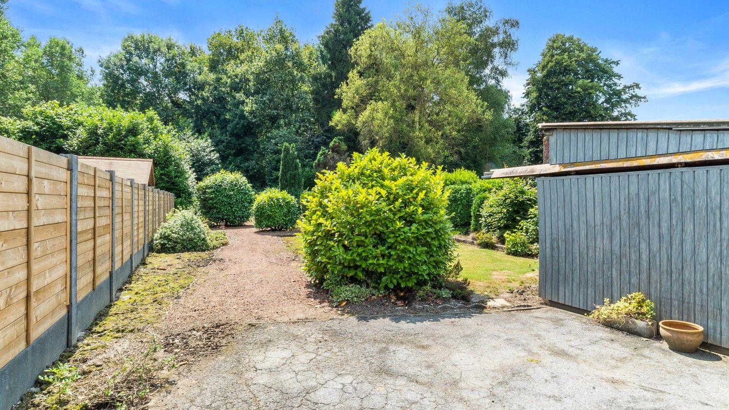 Zeer verzorgde woning met 3 slaapkamers omringd door groen foto 15