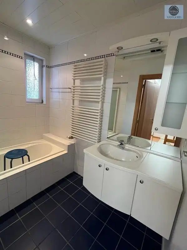 HANDELSHUIS EN APPARTEMENT MET 5 SLAAPKAMERS foto 6