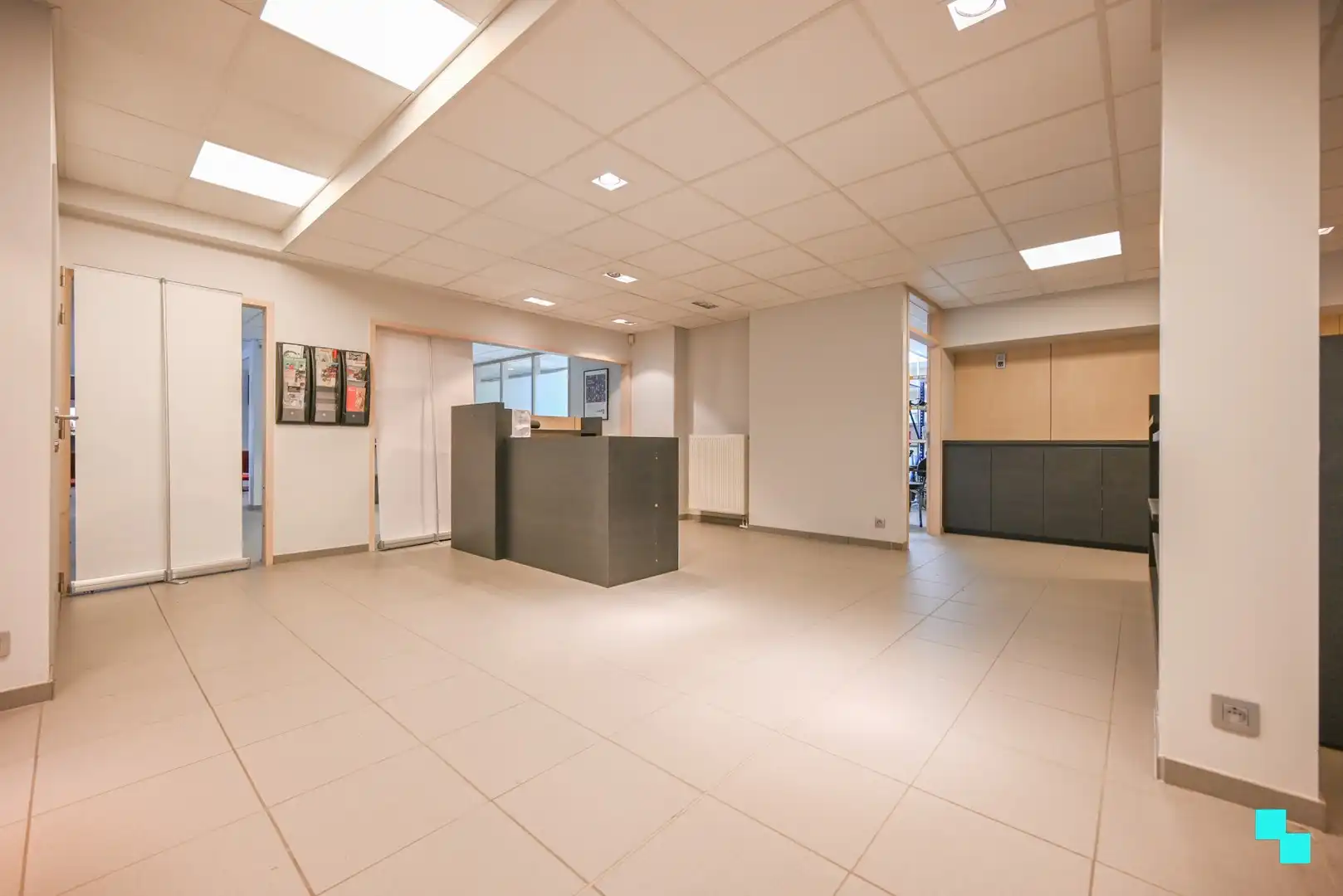 Deels ingerichte handelsruimte op toplocatie te Sint-Andries foto 13