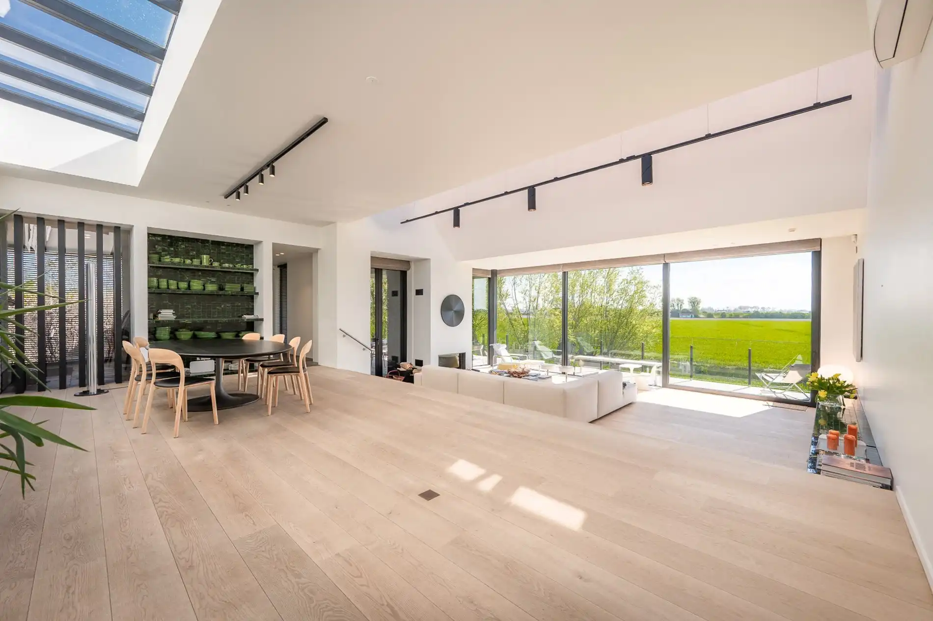 Uniek eigendom met adembenemende zichten gelegen op een perceel van ongeveer 3000 m². foto 2