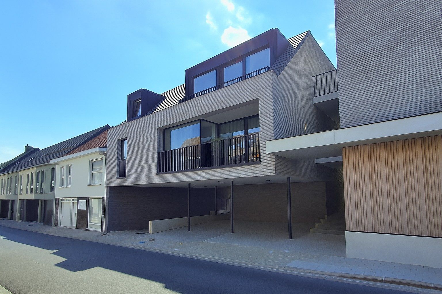 RECENT INSTAPKLAAR APPARTEMENT MET 2 SLPKS | 2 TERRASSEN EN GARAGE IN HARTJE PITTEM foto {{pictureIndex}}