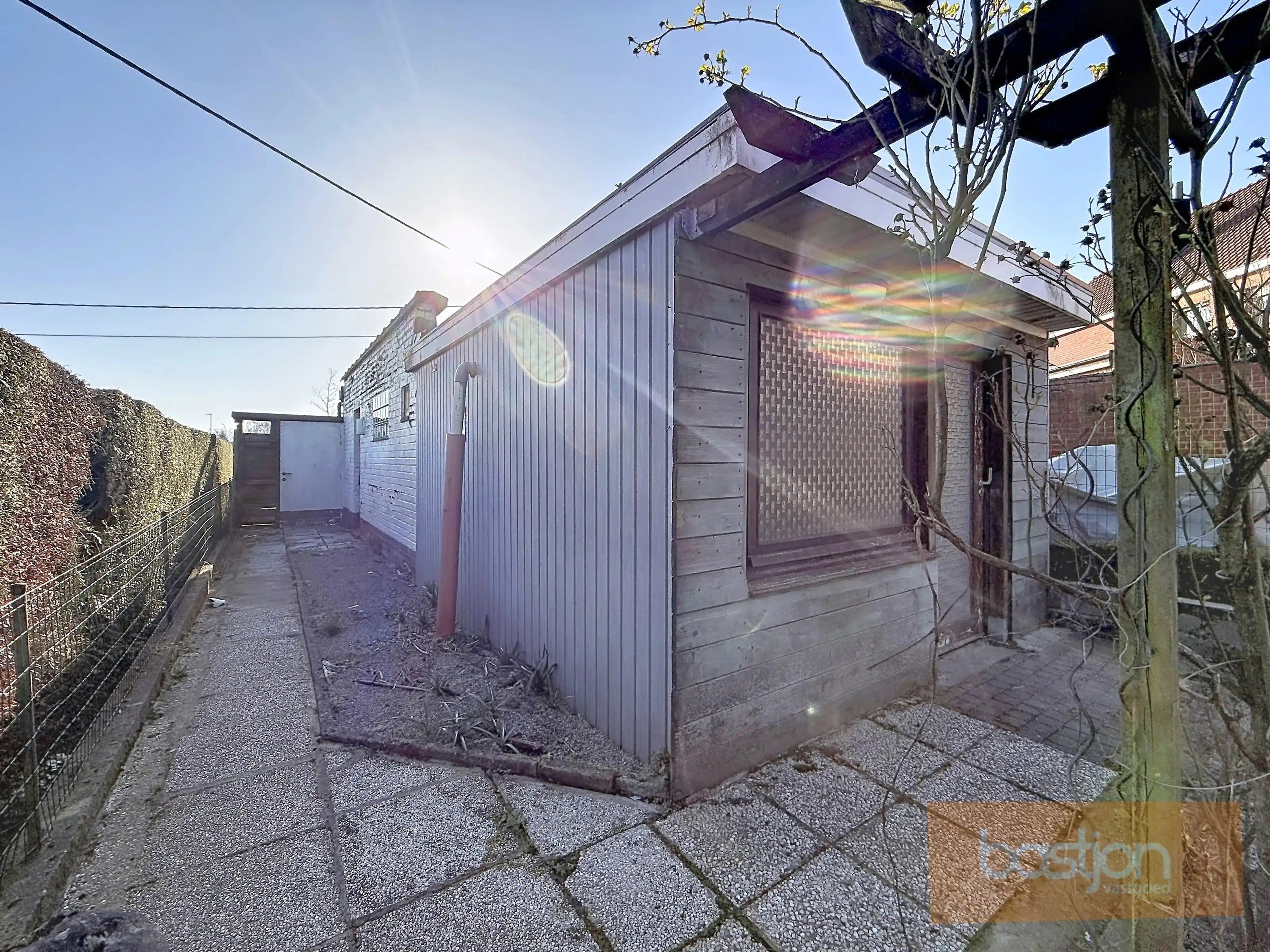 Te renoveren woning met goede ligging foto 15