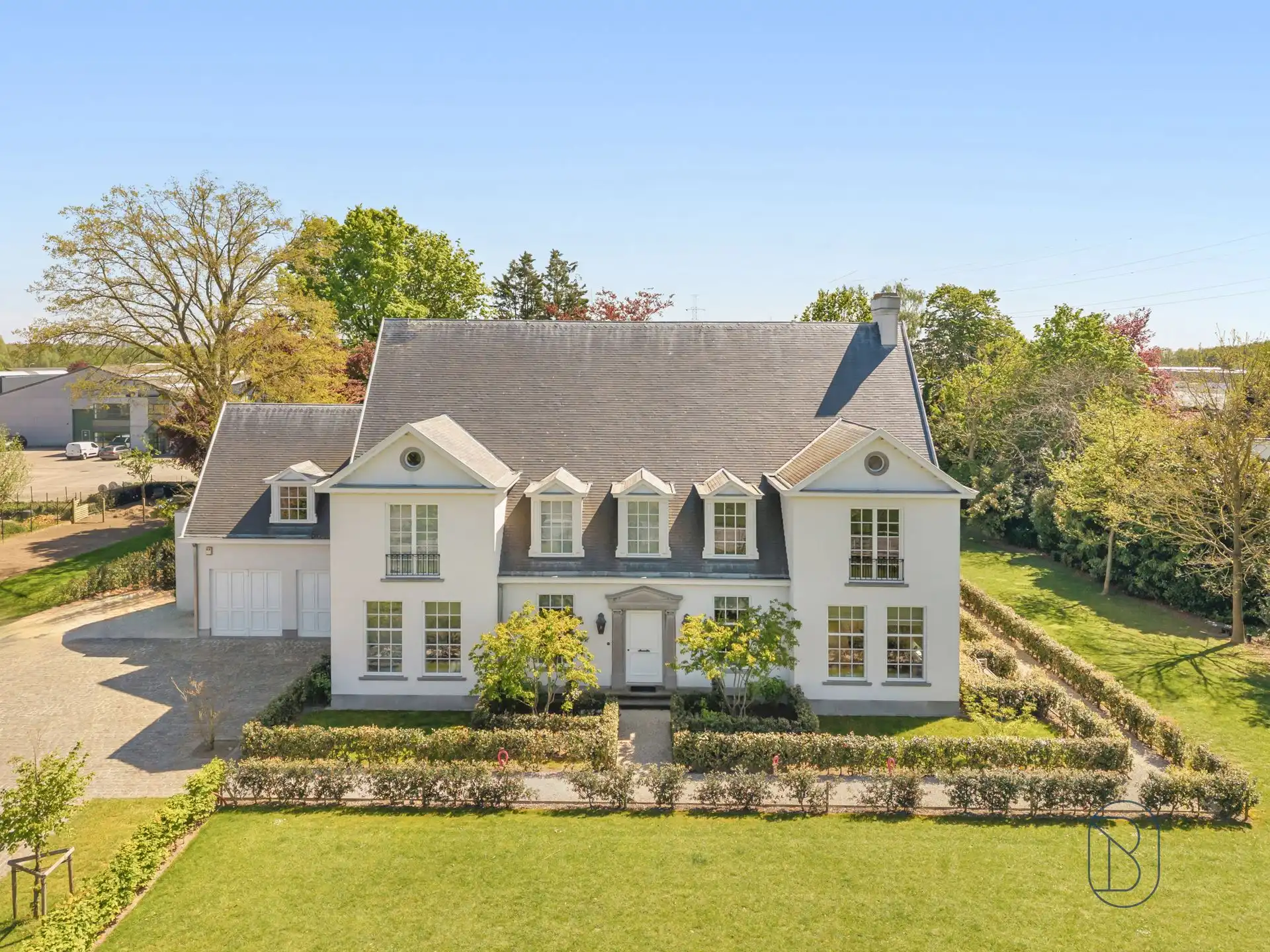 Prachtig afgewerkte franse villa met bijgebouw en zwembad foto 47