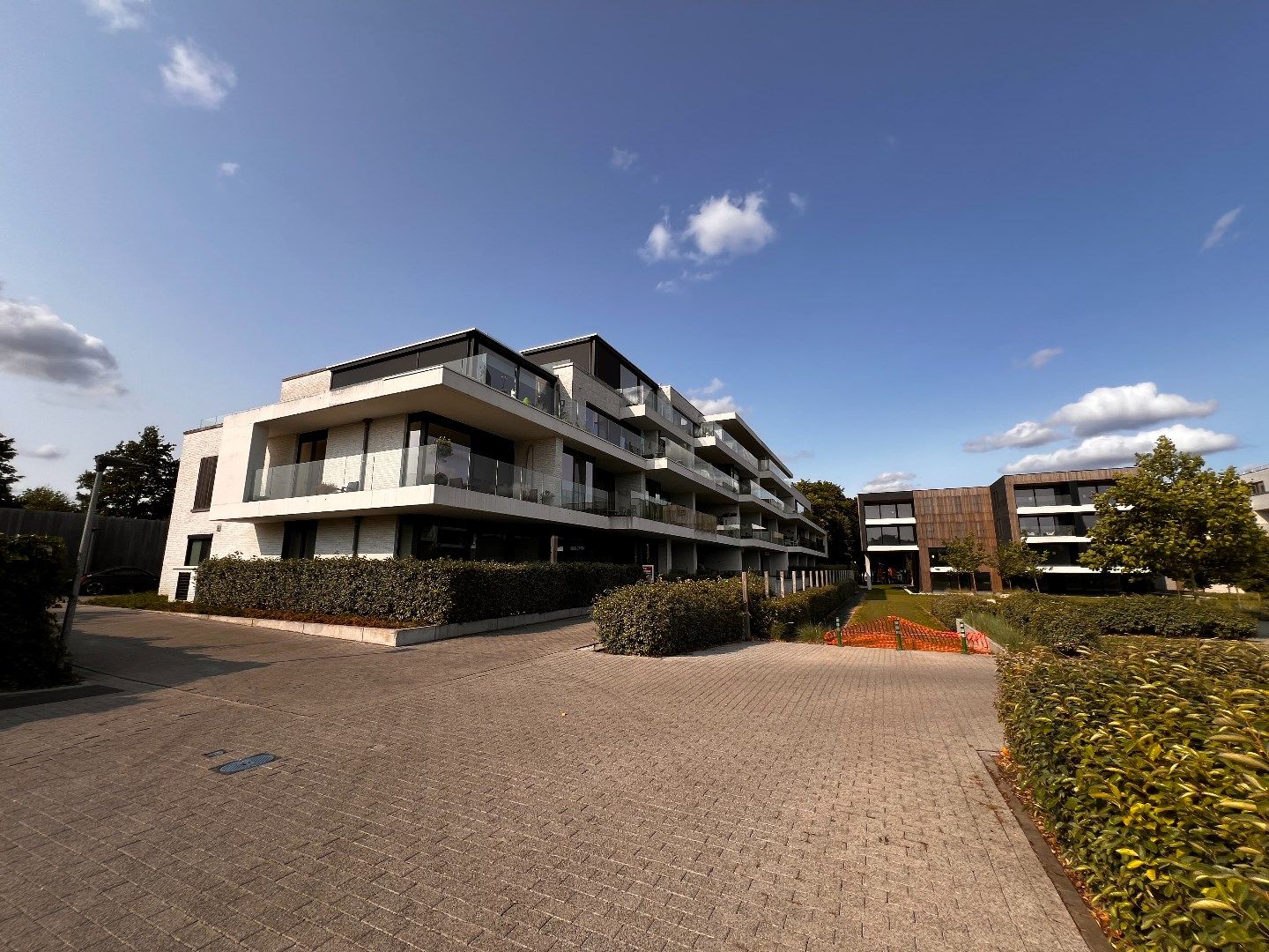 GELIJKVLOERS APPARTEMENT MET 1 SLAAPKAMER, TERRAS EN AUTOSTANDPLAATS IN IEPER foto {{pictureIndex}}