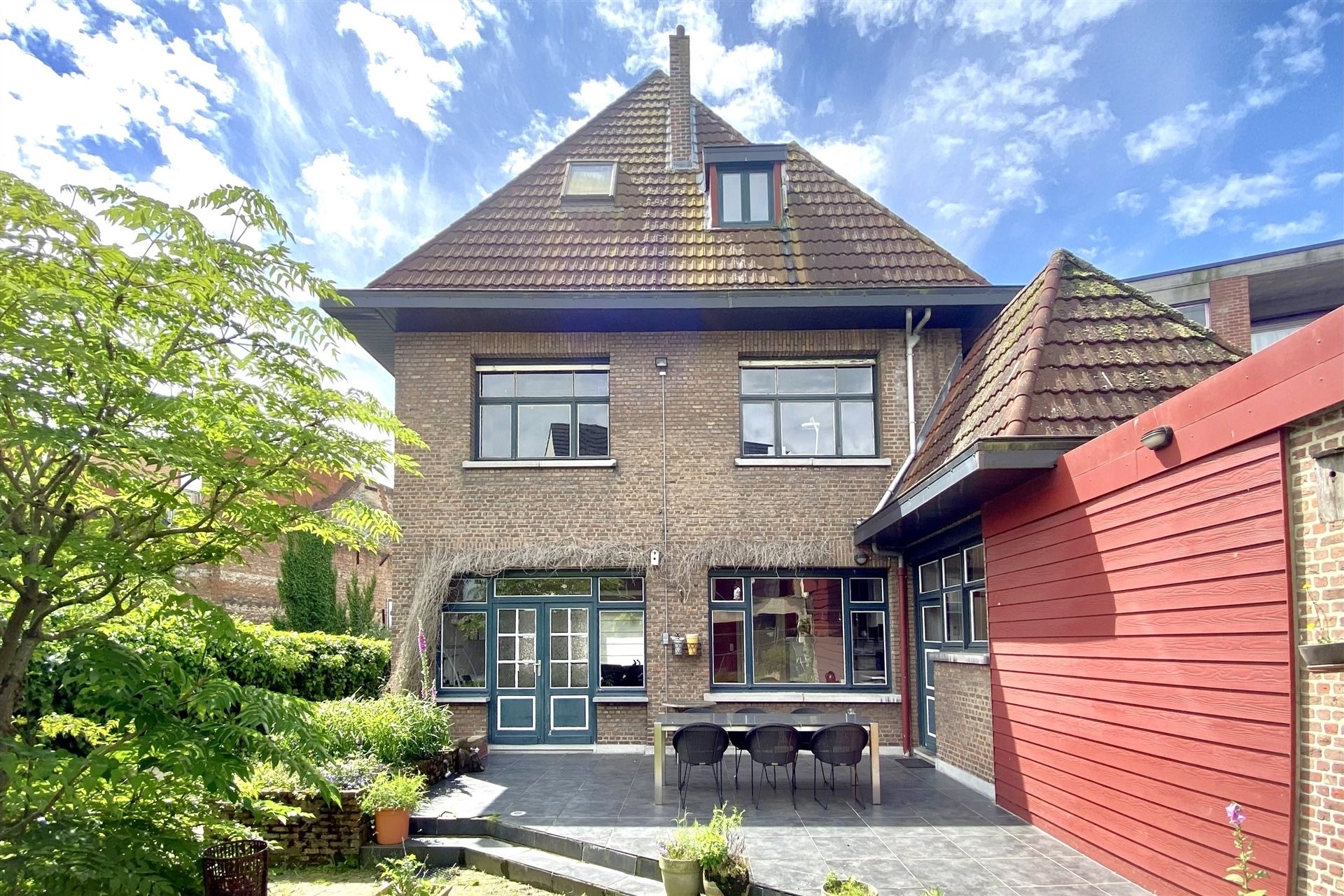 Karakterwoning in dorpshart met 6 slpk foto 1