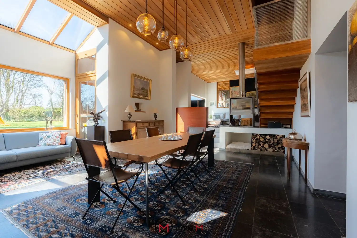 EXCLUSIEVE VIERKANTSHOEVE MET KARAKTER, RUIMTE EN UITZONDERLIJK WOONGEVOEL foto 3