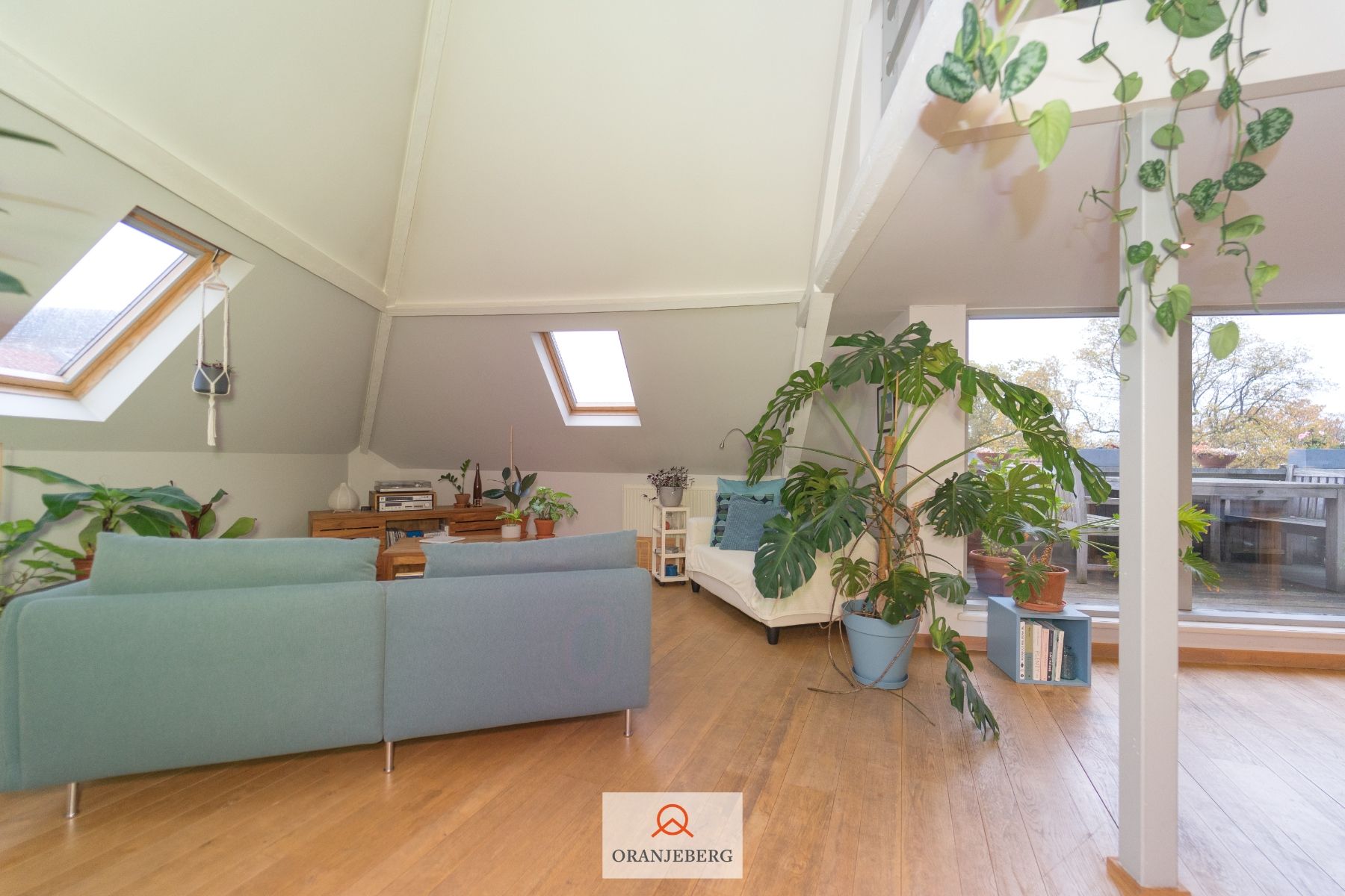 Prachtig BEMEUBELD dakappartement met terras vlakbij Zuid foto 12