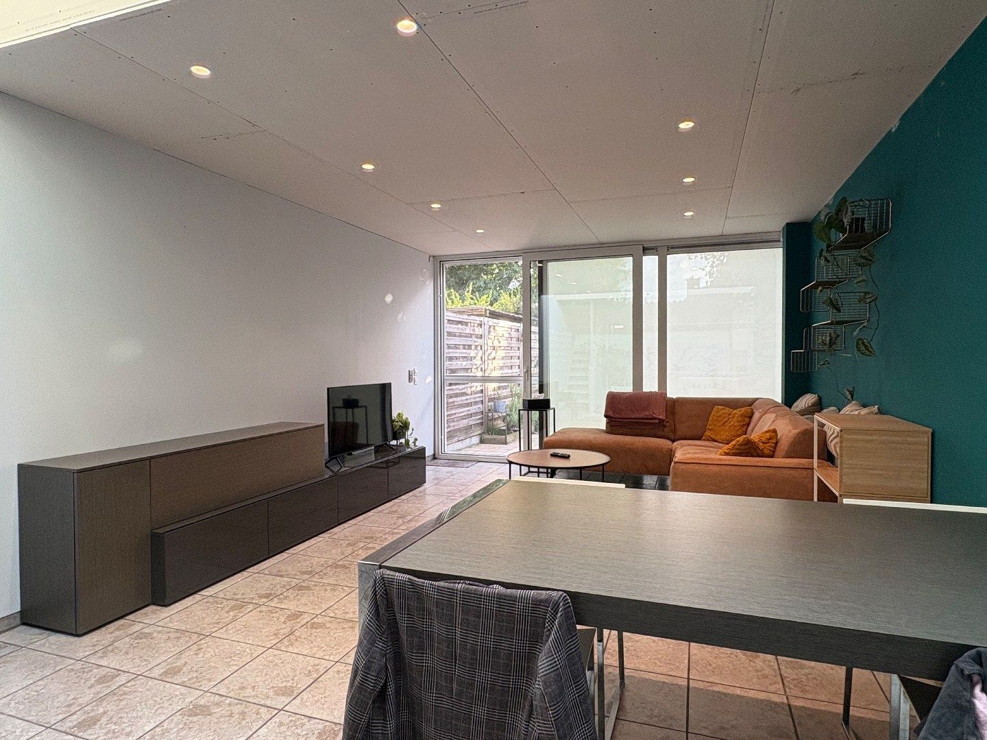 Woning met 2 slaapkamers, vernieuwde badkamer en inpandige garage te huur in Harelbeke  foto 3