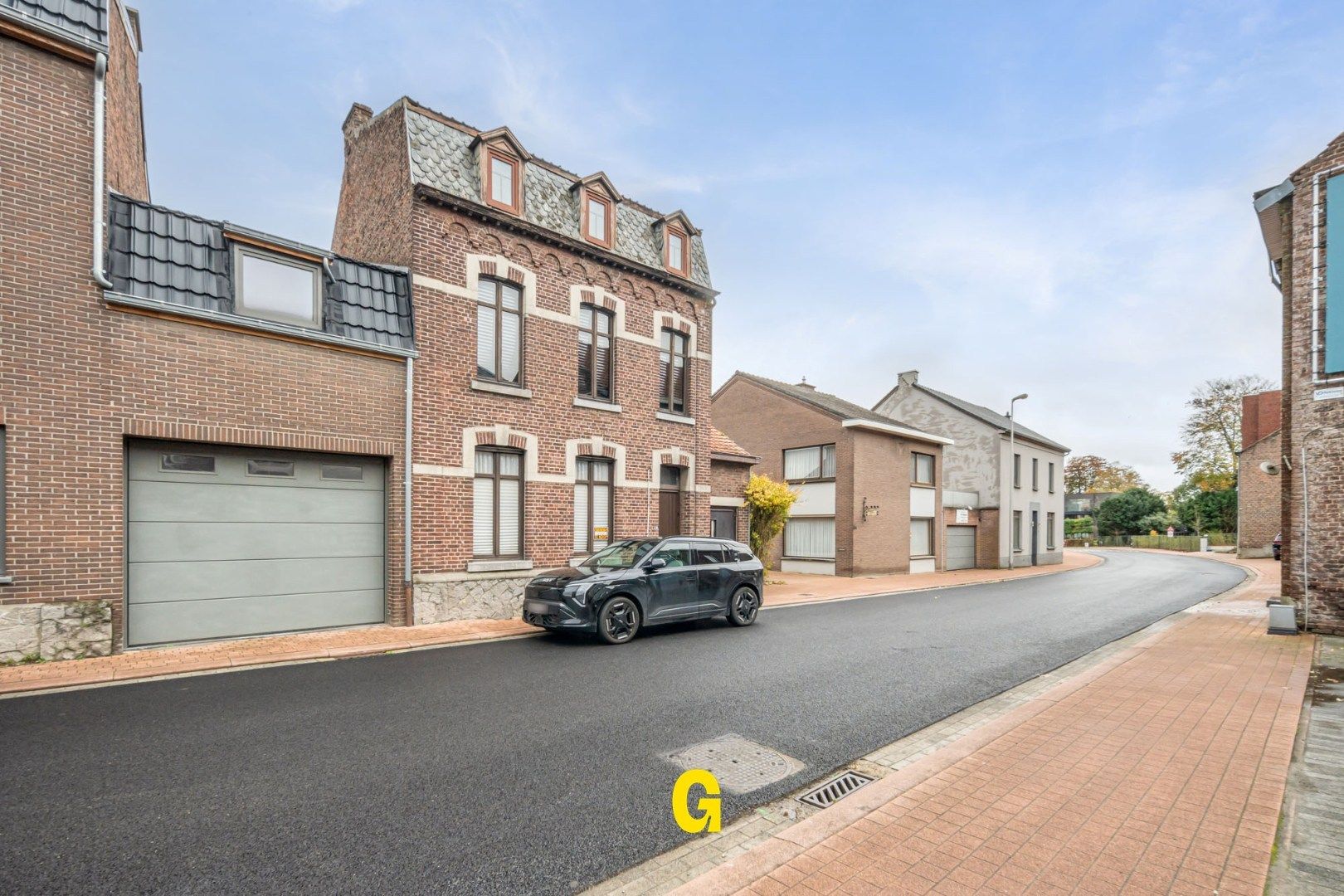 VERKOCHT - Karaktervolle te renoveren herenwoning met tuin en garage op wandelafstand van het centrum foto 4